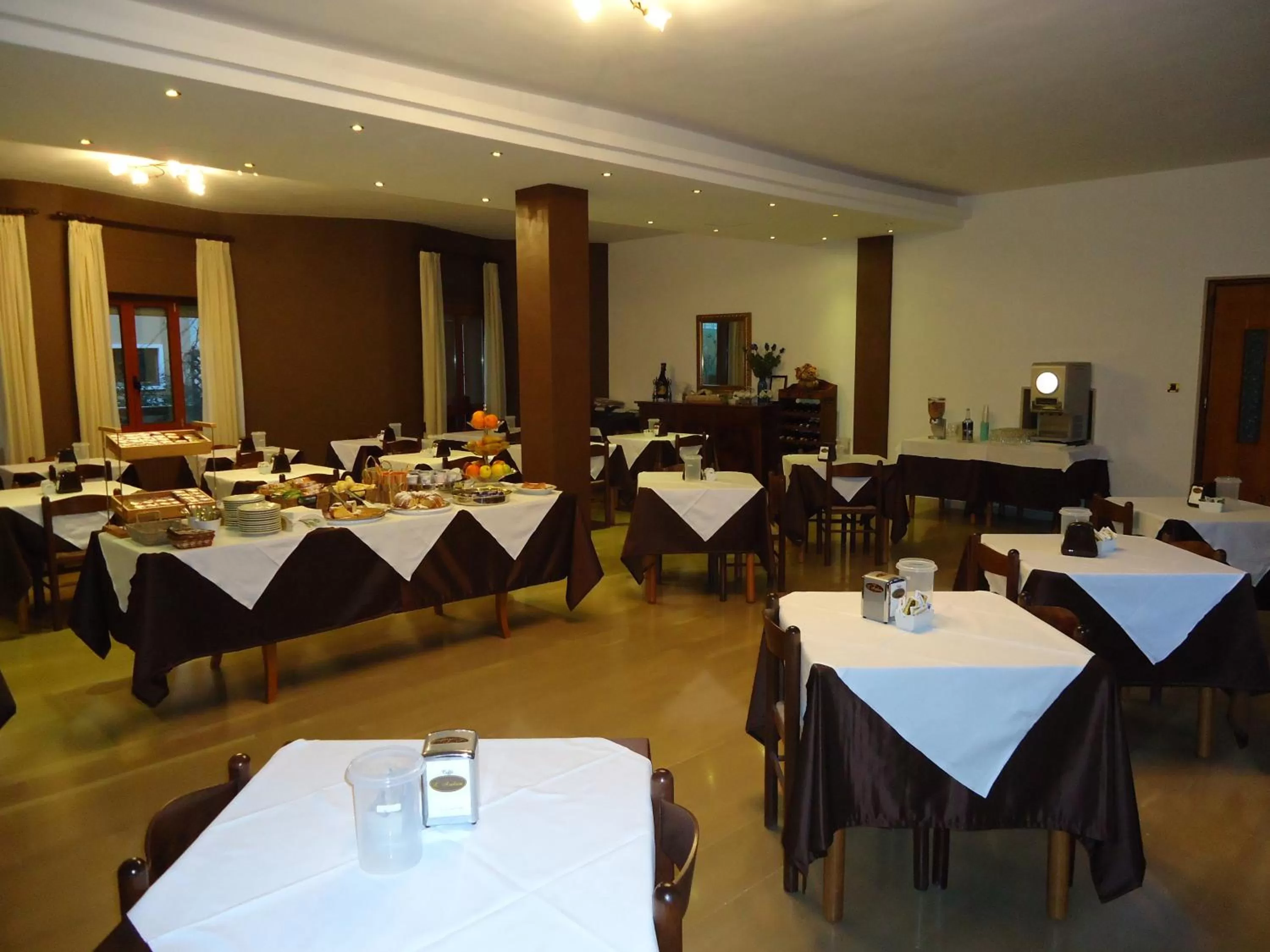 Restaurant/places to eat in Hotel Riviera