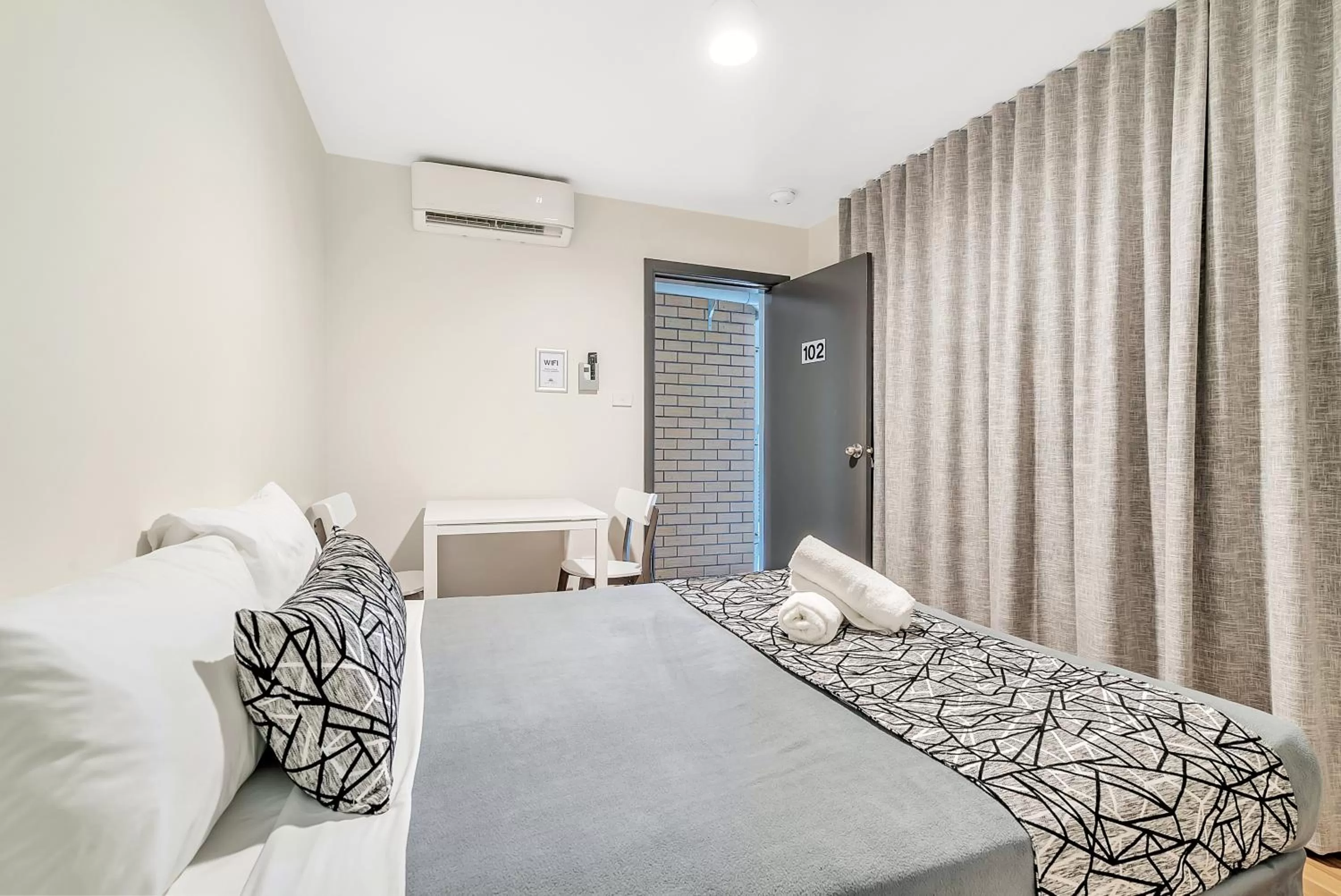 Bed in Surf Beach Motel Port