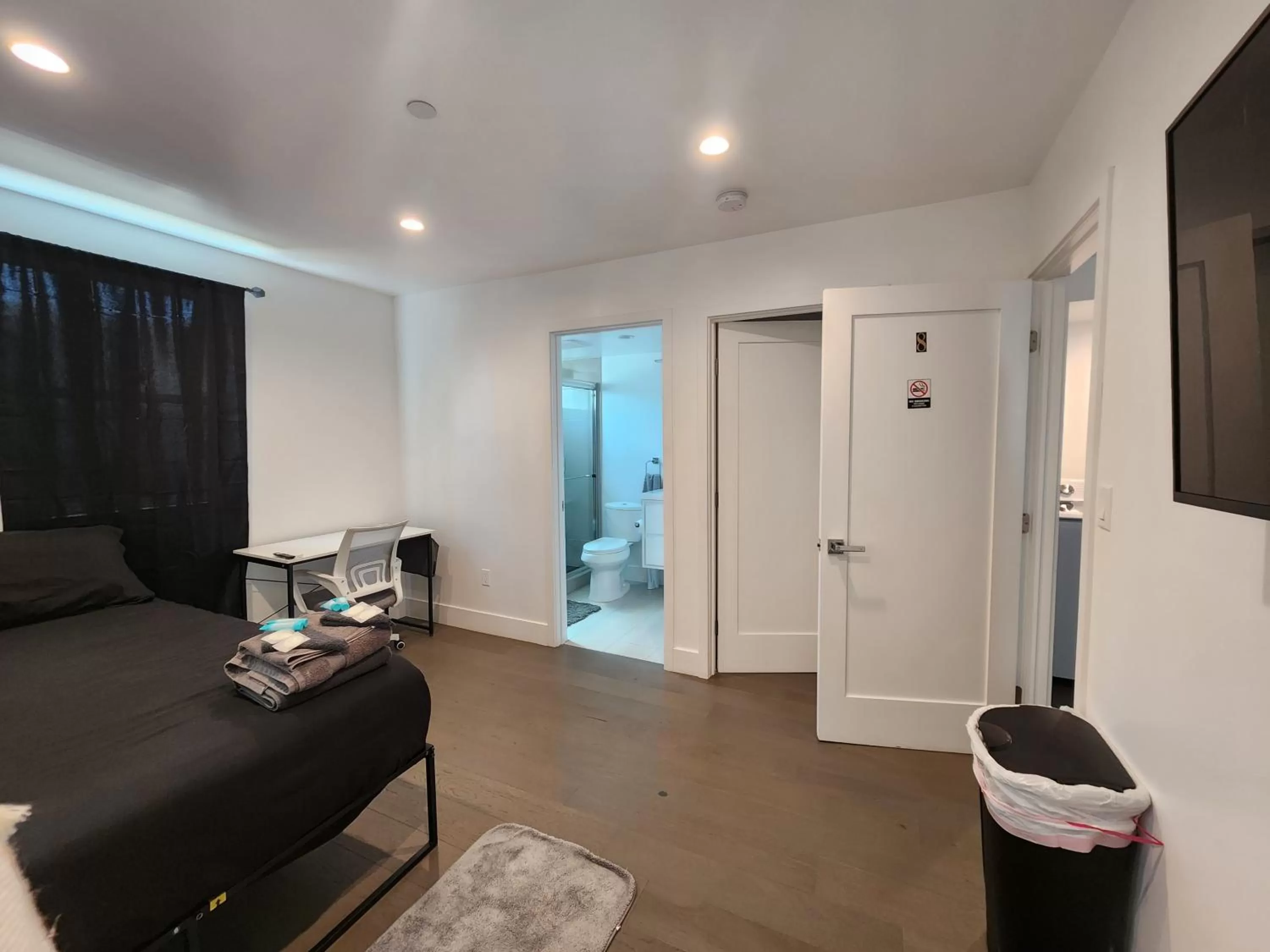 Bedroom, TV/Entertainment Center in R&R Suites