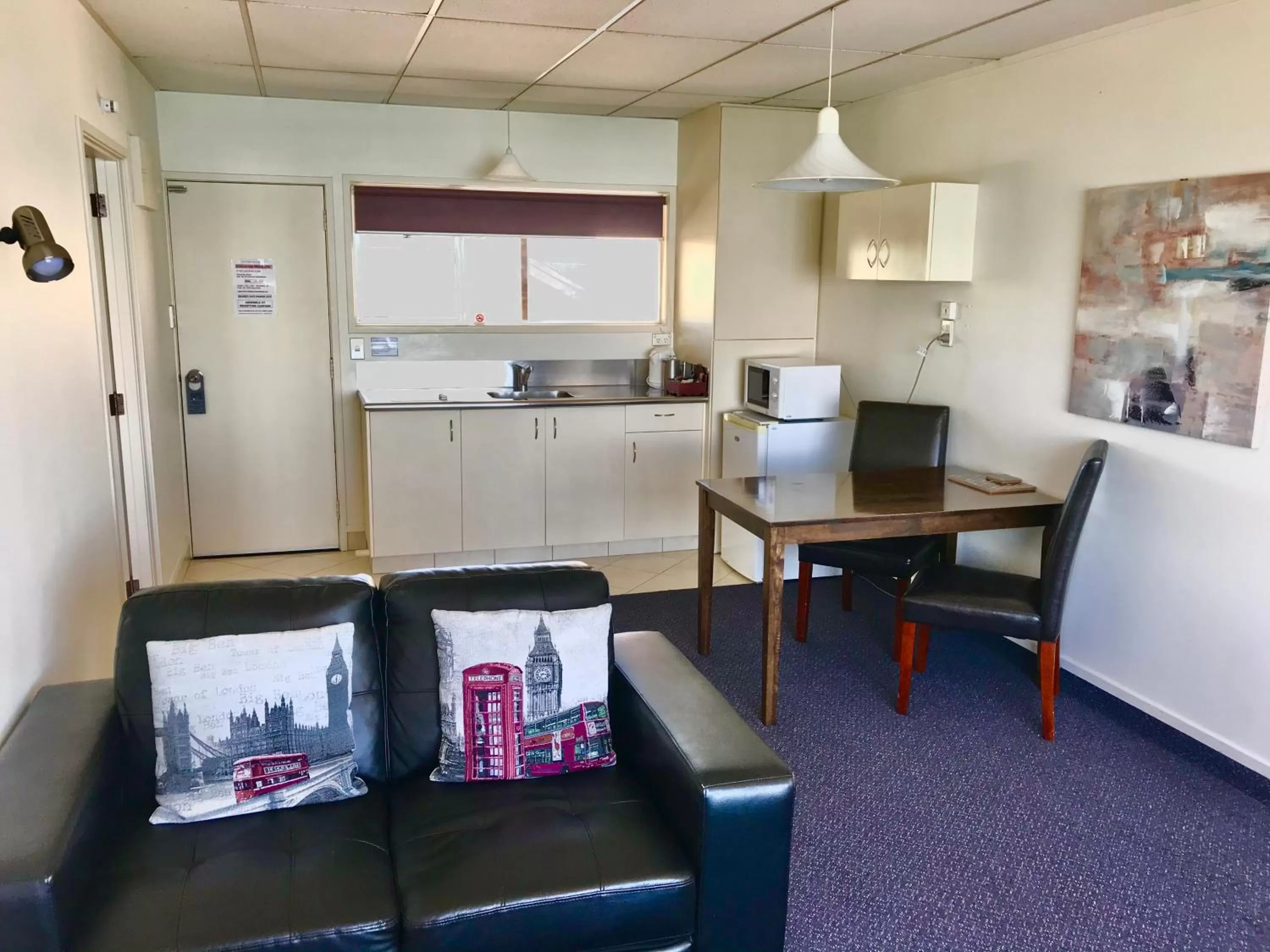 Kitchen or kitchenette in Tui Oaks Motel