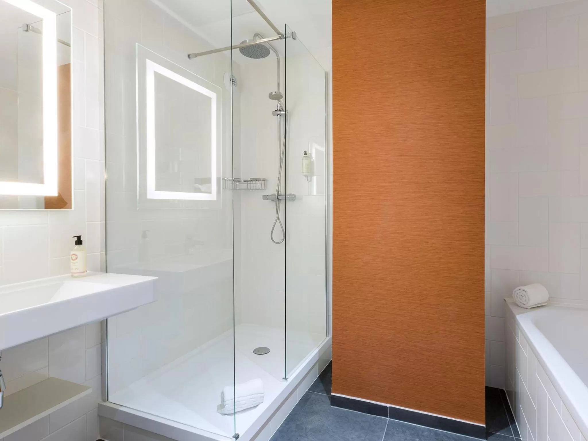 Bathroom in BEST WESTERN La Porte des Châteaux