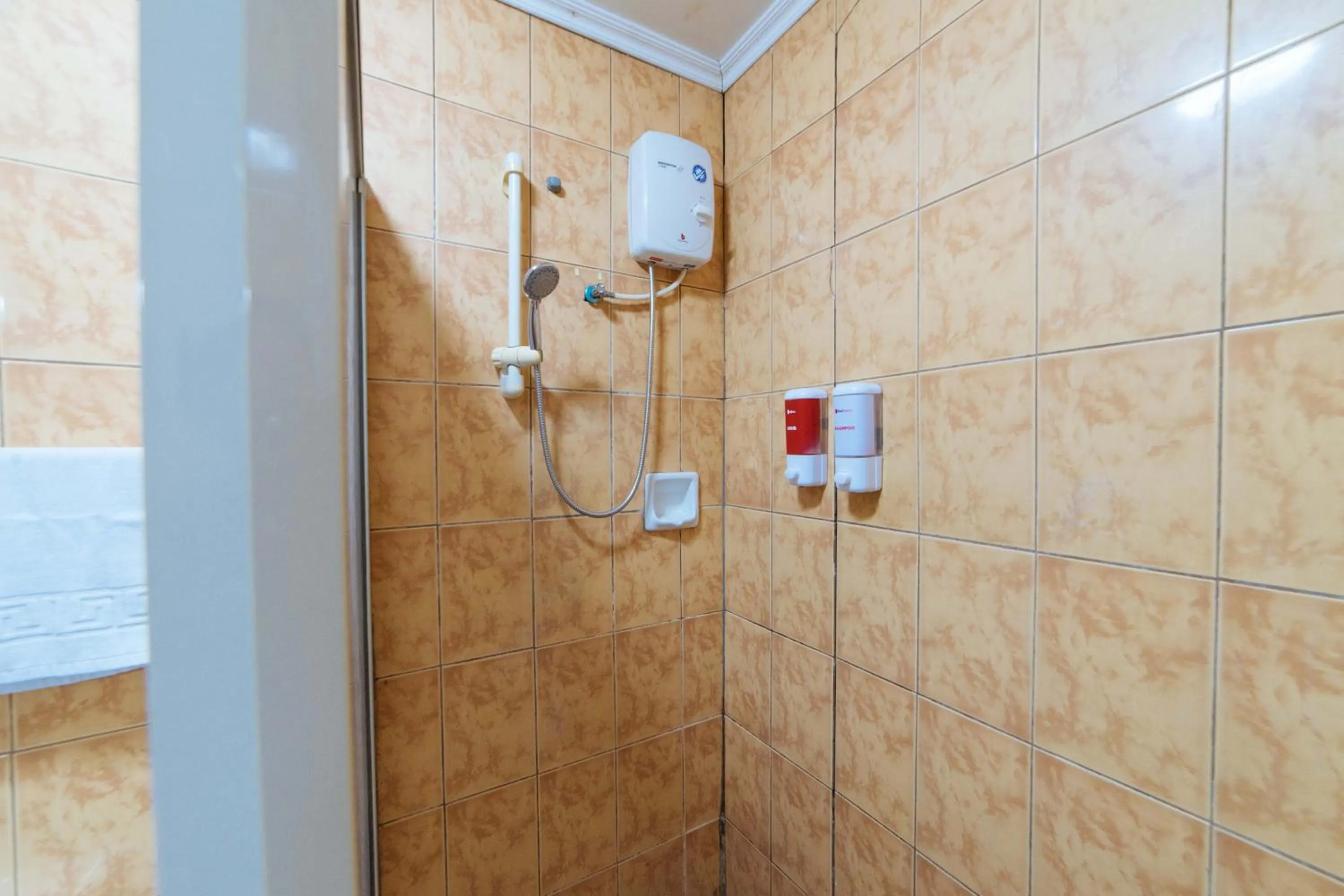 Shower in RedDoorz @ Clarkview 21st Street Angeles City