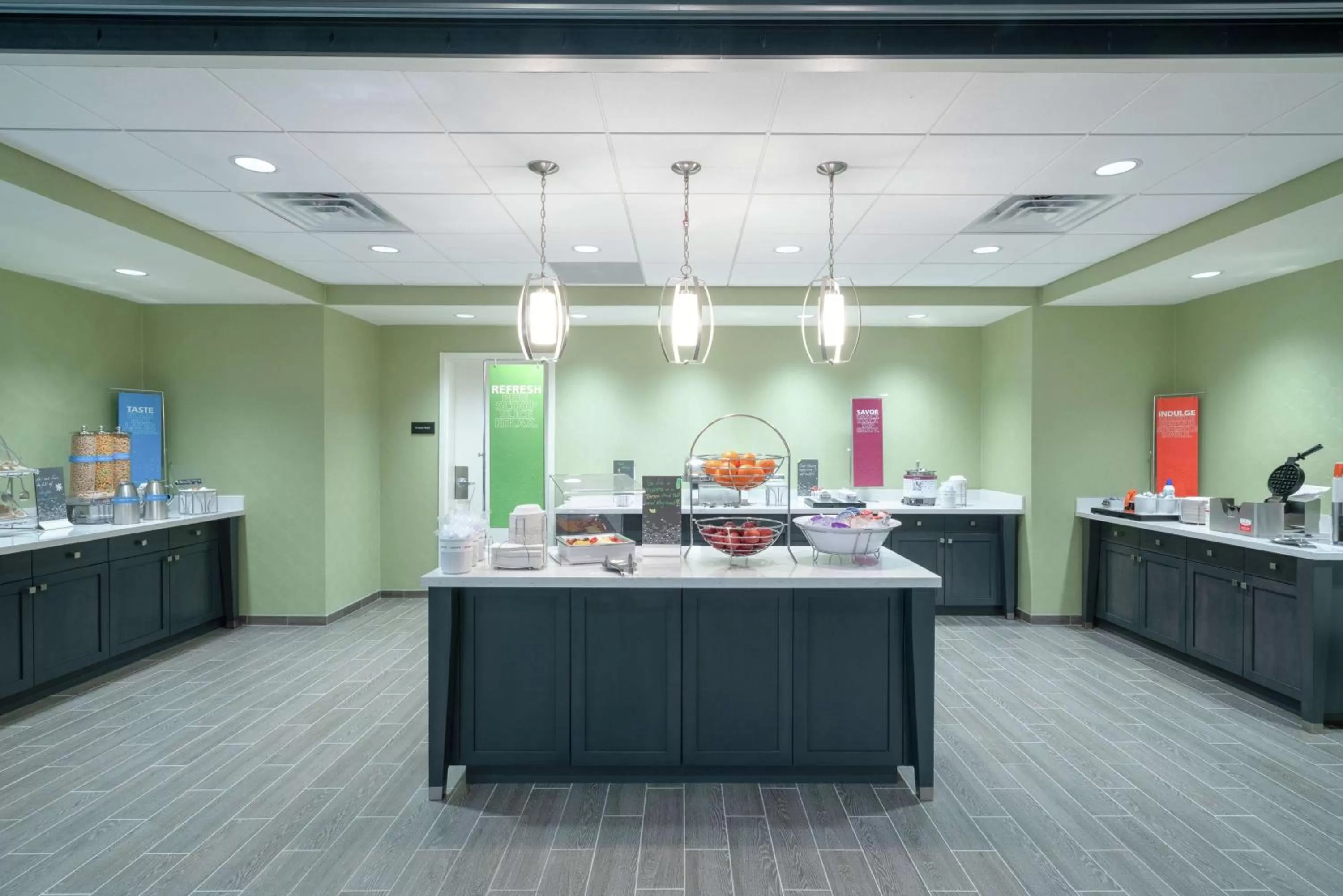 Dining area in Hampton Inn Weston, WV
