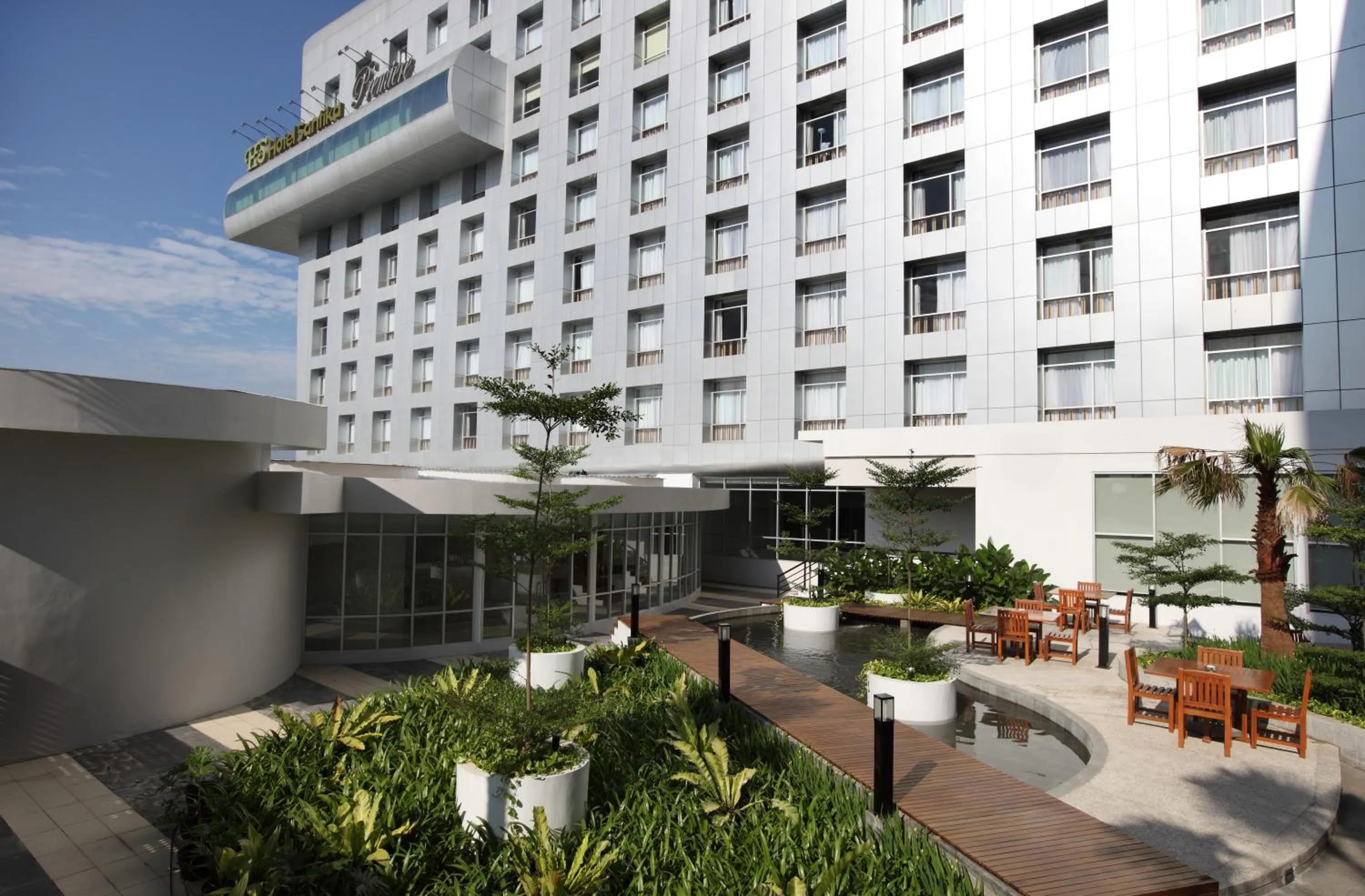 Facade/entrance in Santika Premiere Dyandra Hotel & Convention - Medan