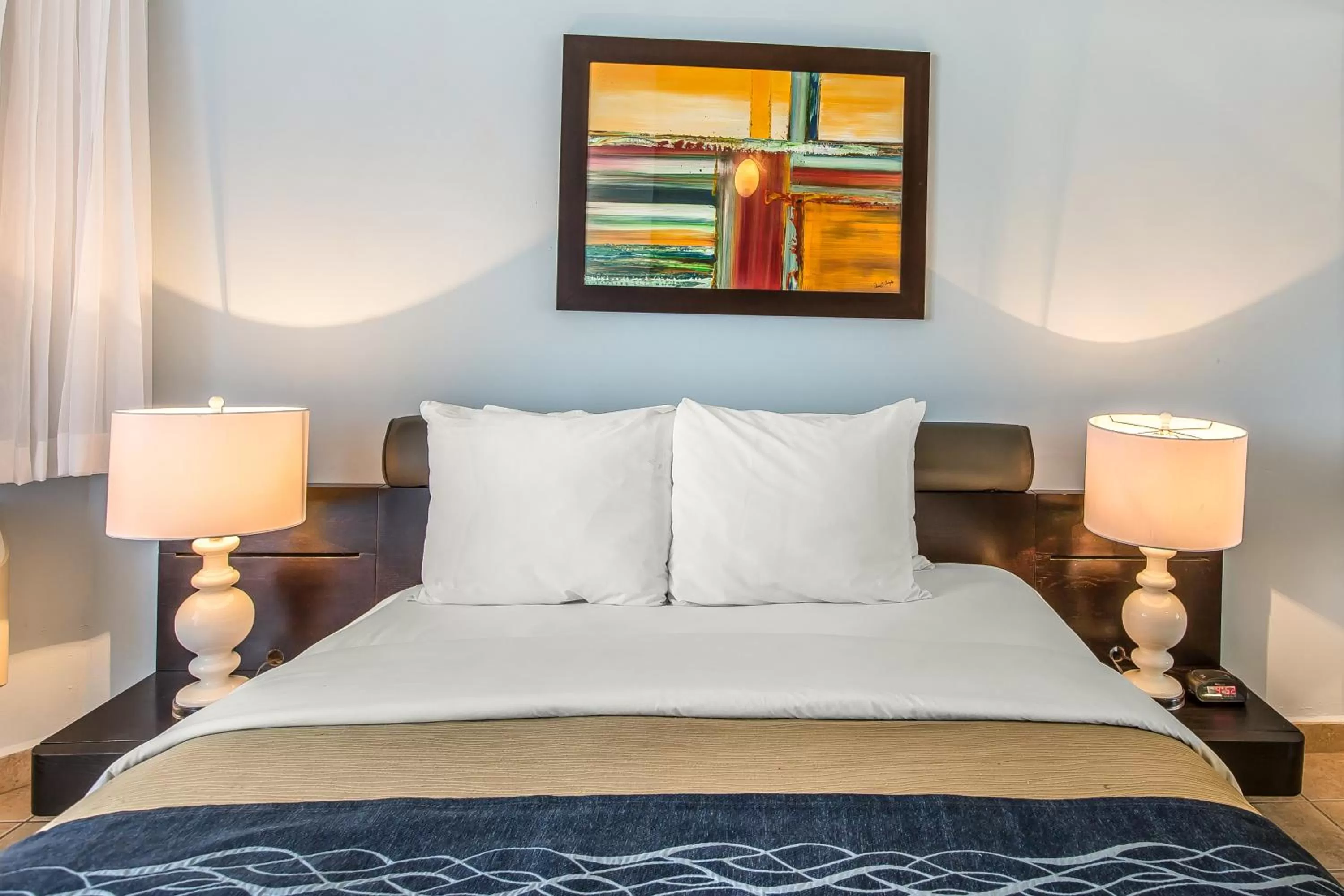 Queen Room Pool View in Comfort Inn & Suites Levittown