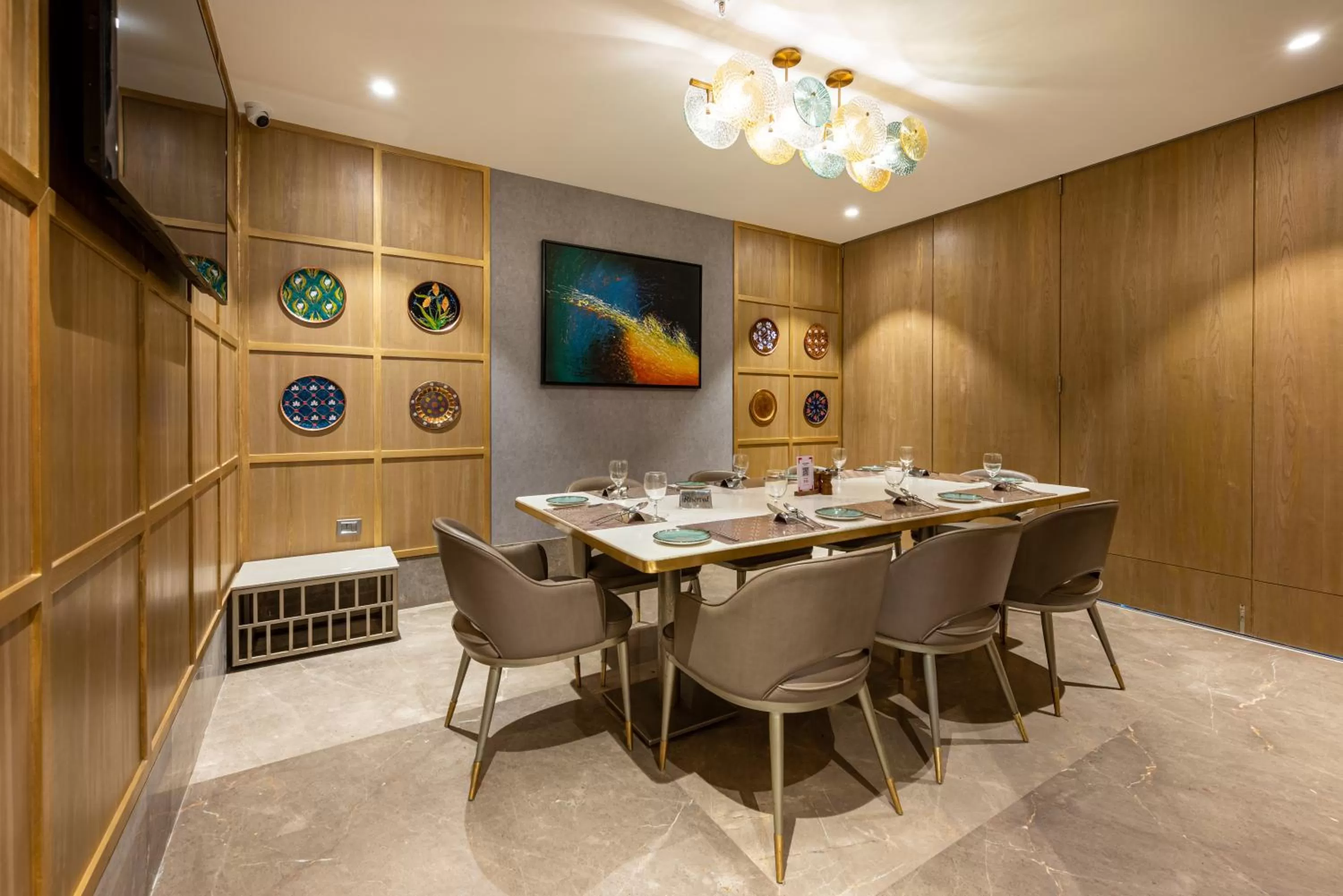 Restaurant/places to eat in Express Inn The Business Luxury Hotel