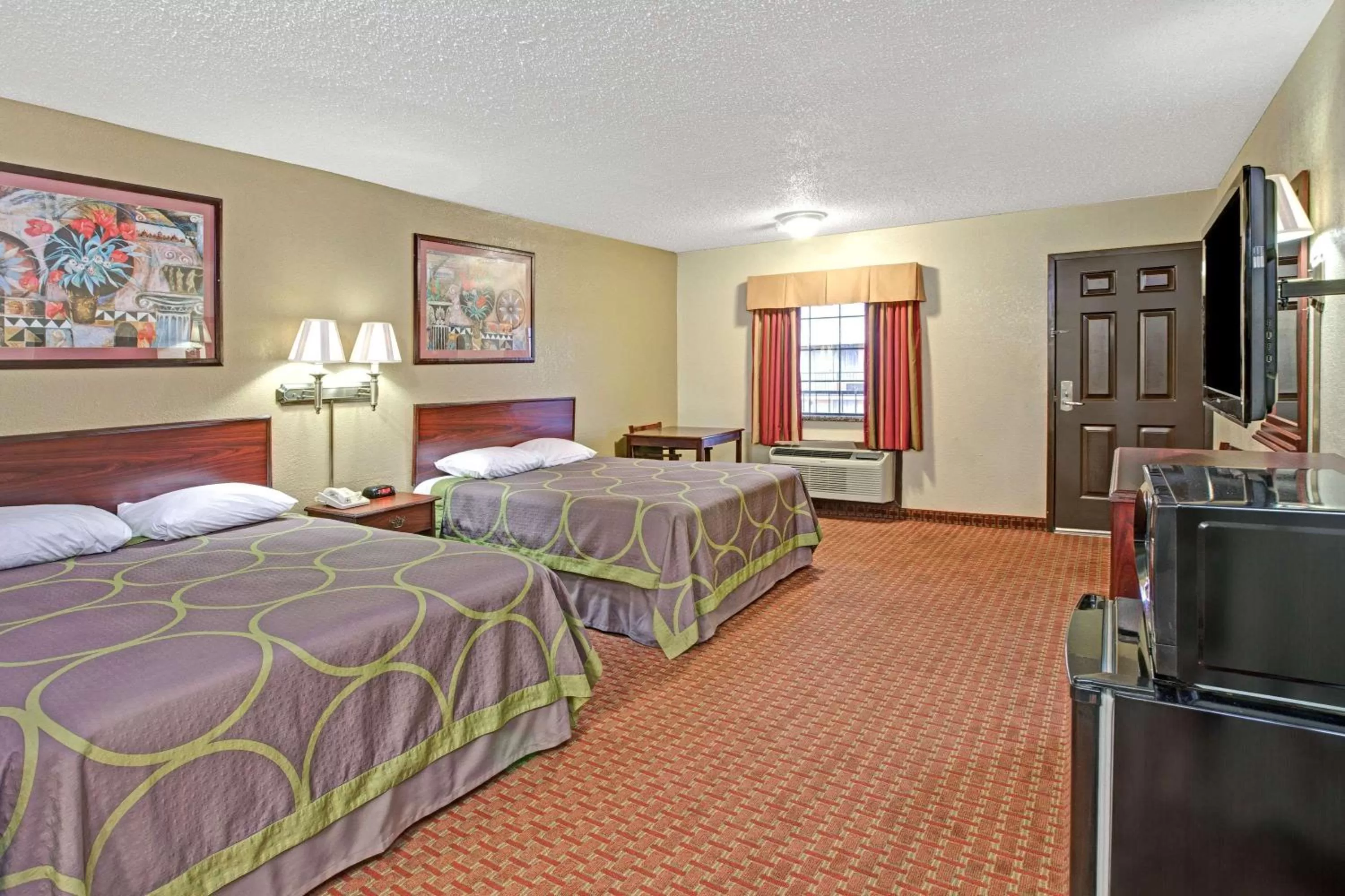 Photo of the whole room, Bed in Super 8 by Wyndham Shawnee