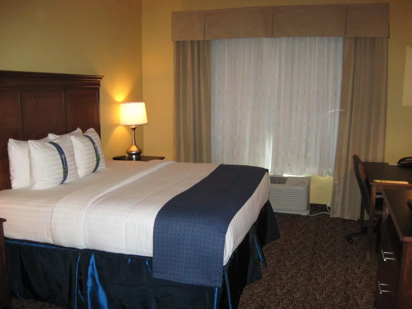 Bed in Holiday Inn Montgomery South Airport by IHG