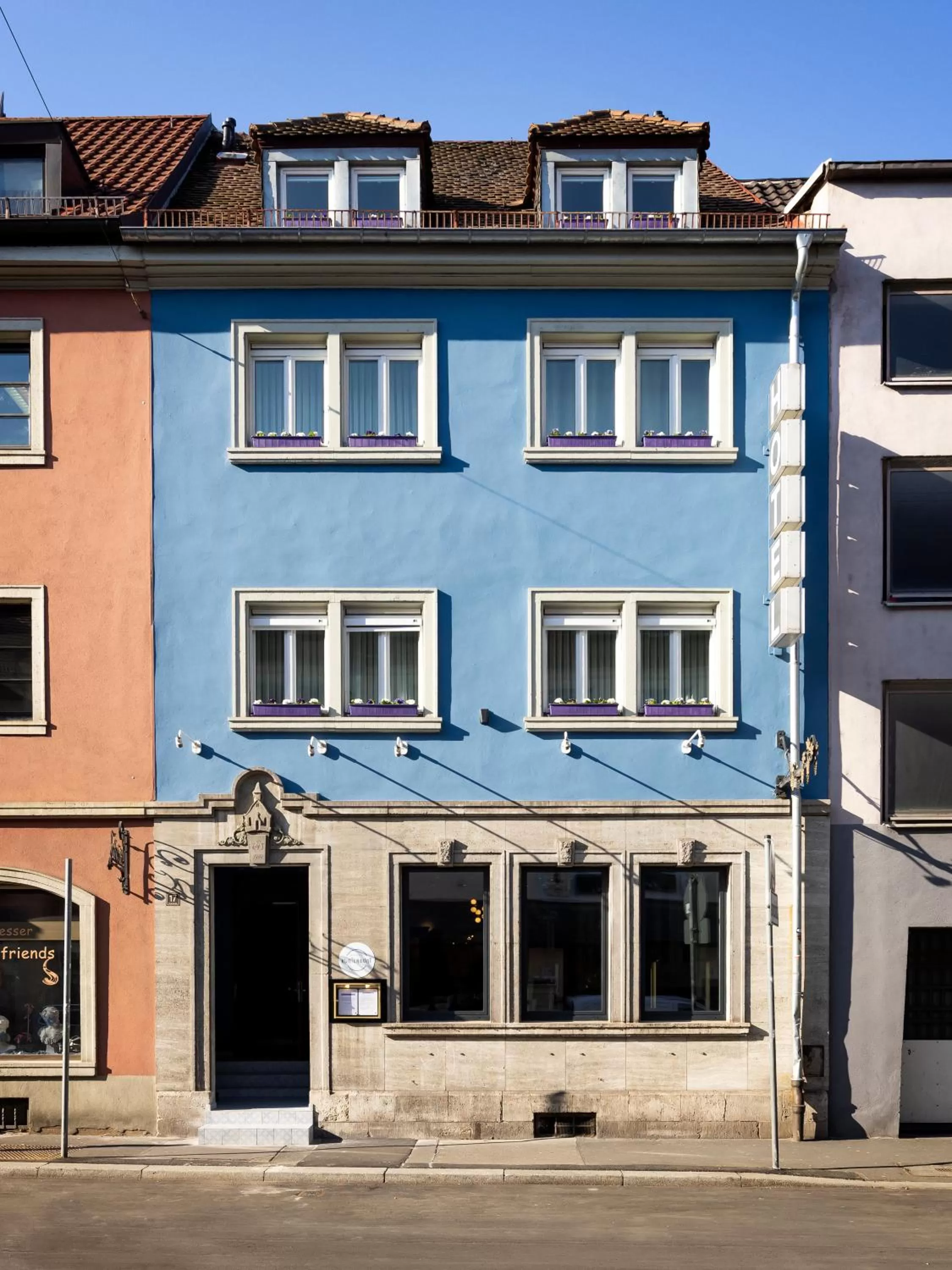 Property building in Hotel Kunterbunt - by homekeepers