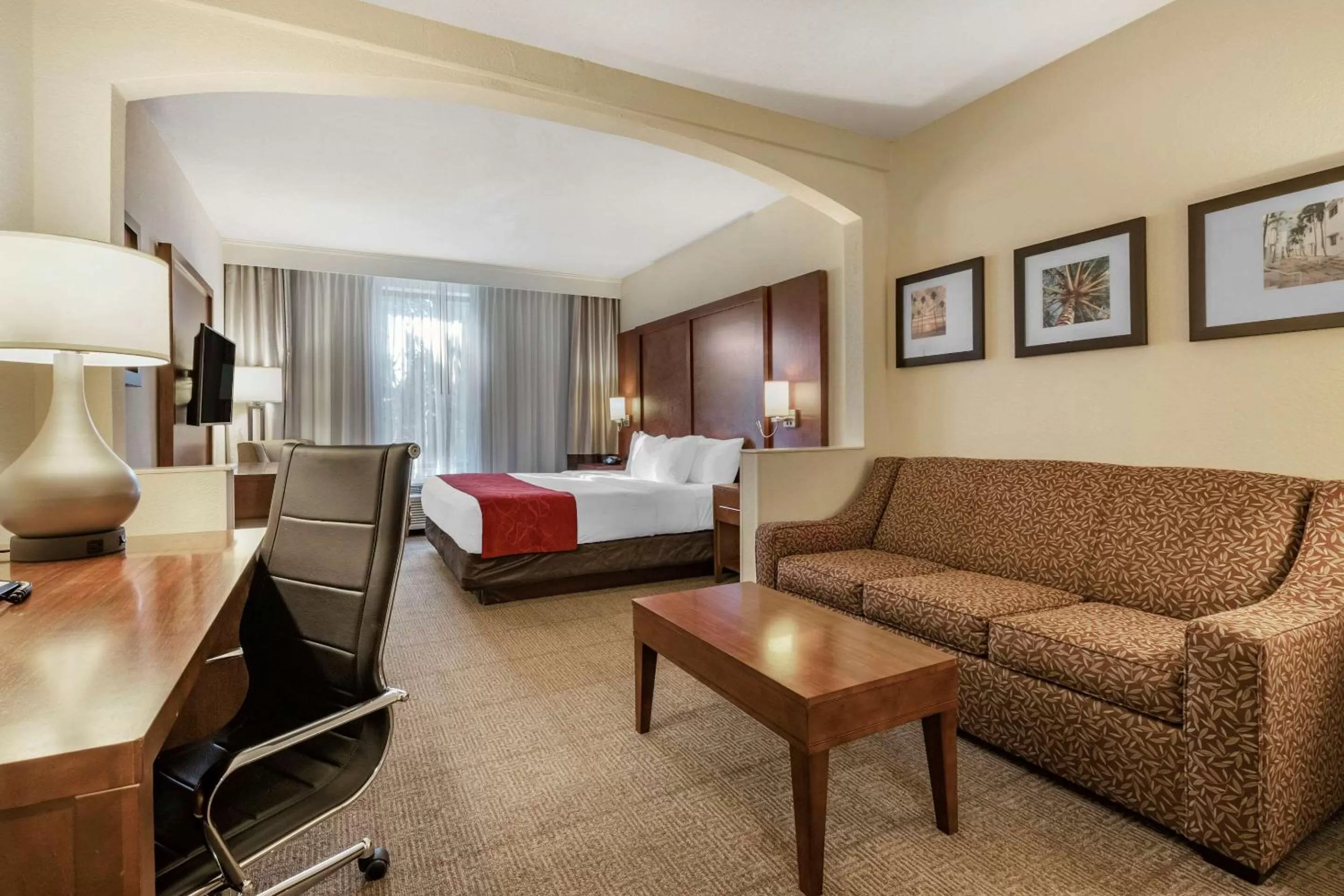 Photo of the whole room, Bed in Comfort Suites Miami - Kendall