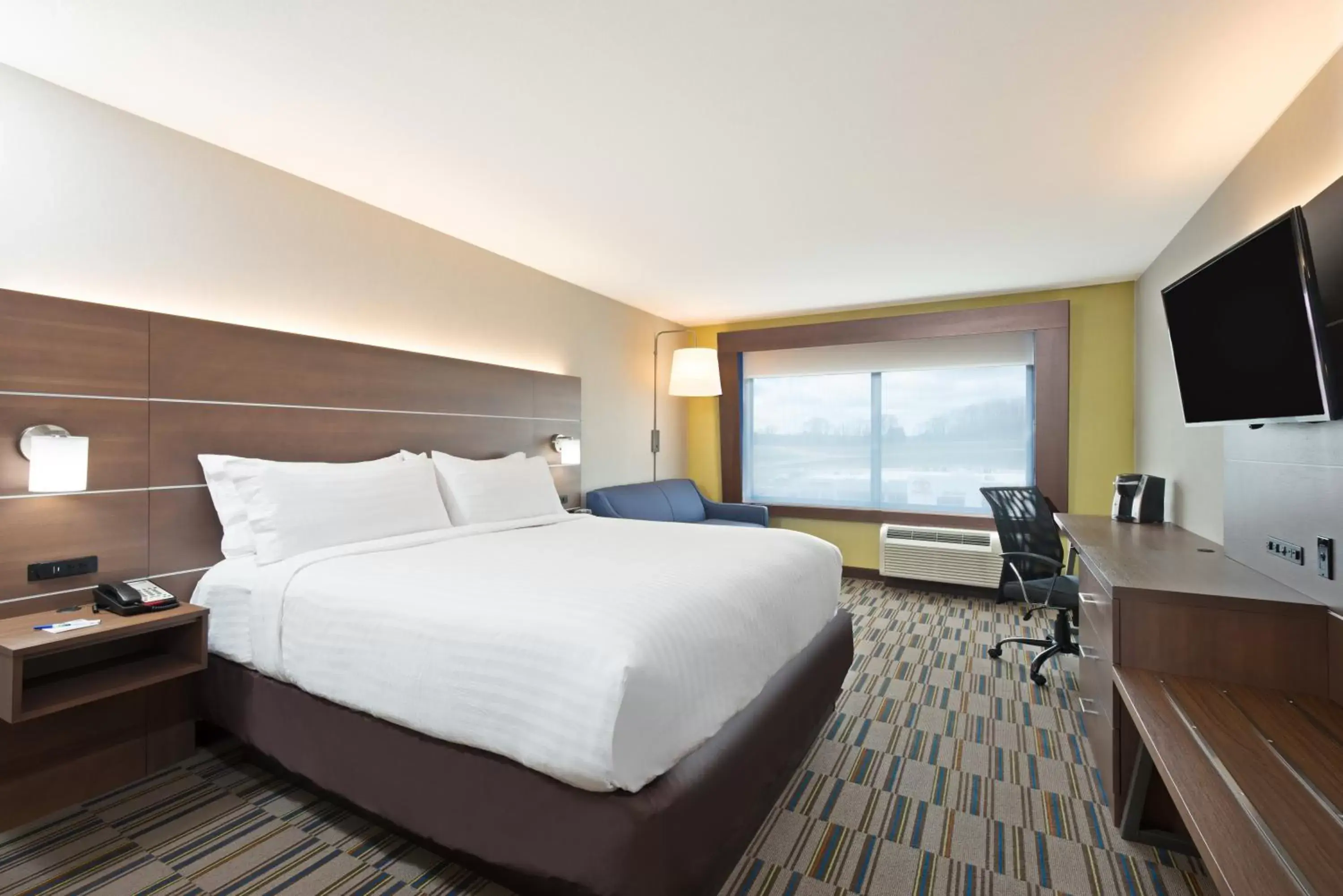 Standard King Room in Holiday Inn Express & Suites Uniontown by IHG Standard King Room in Holiday Inn Express & Suites Uniontown by IHG