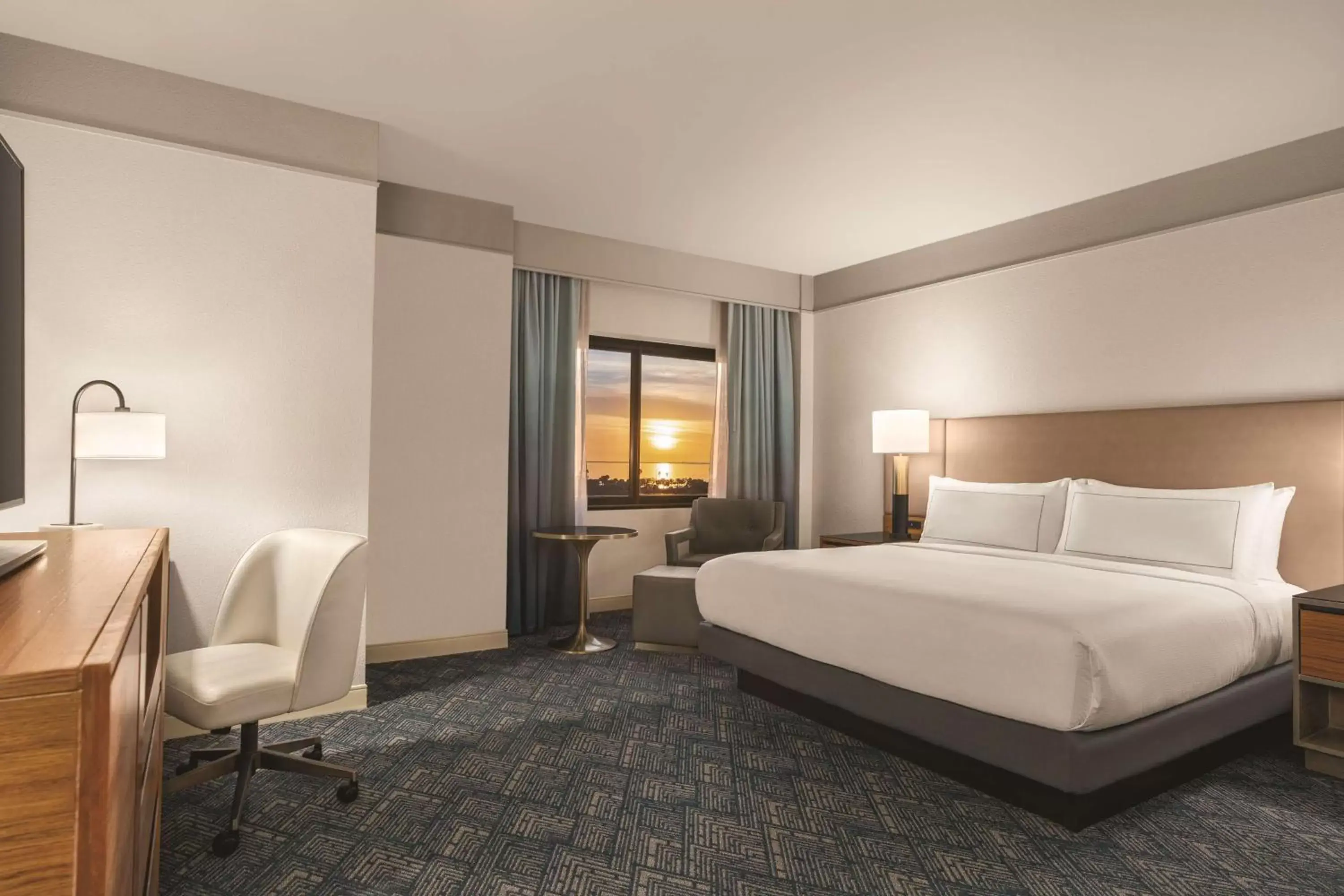 King Room with Sunset View in DoubleTree by Hilton Tampa Rocky Point Waterfront King Room with Sunset View in DoubleTree by Hilton Tampa Rocky Point Waterfront