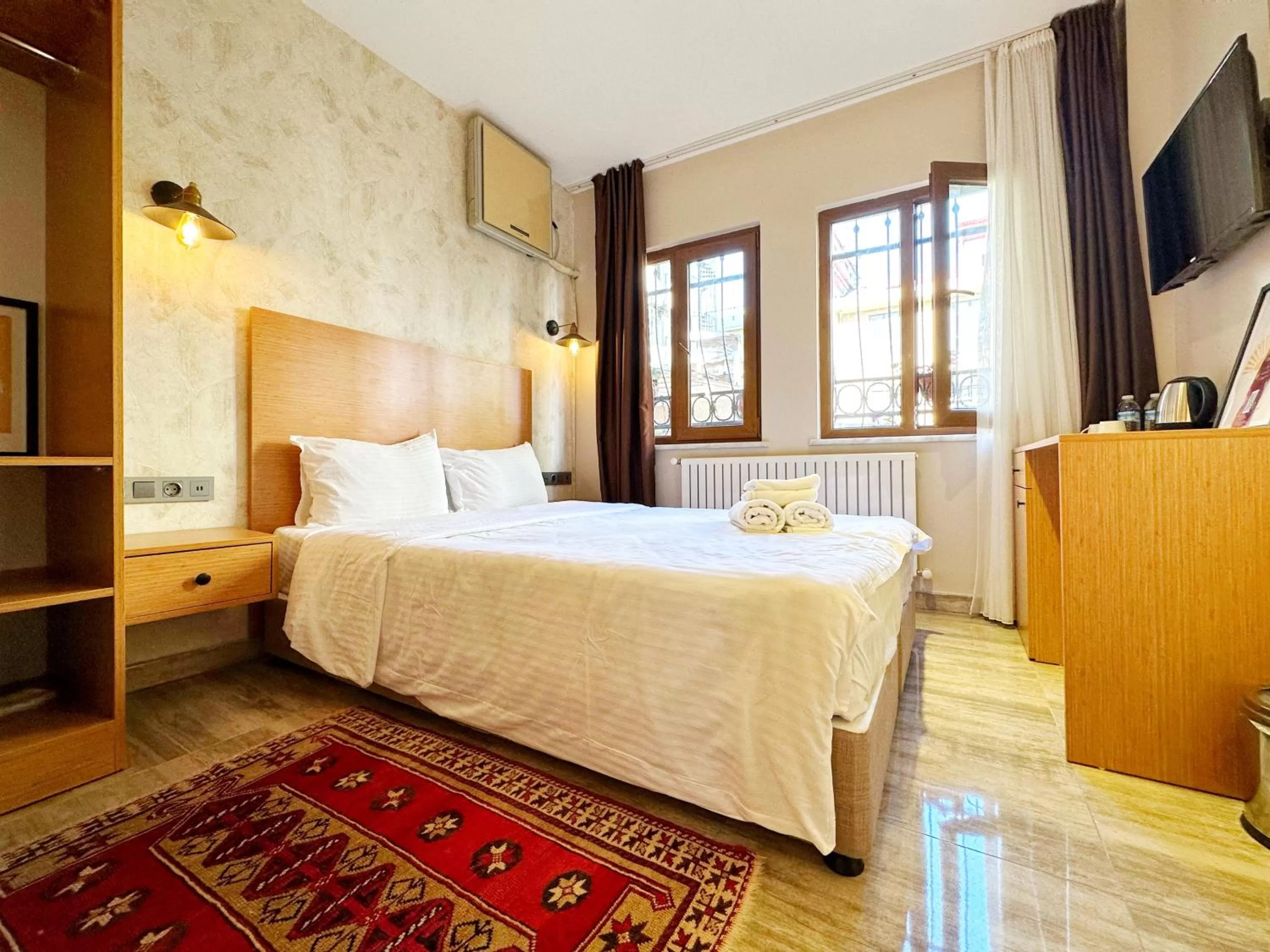 TV and multimedia, Bed in Sultan Pier Hotel