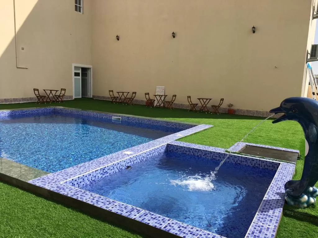 Swimming pool in Ibra Plaza Hotel