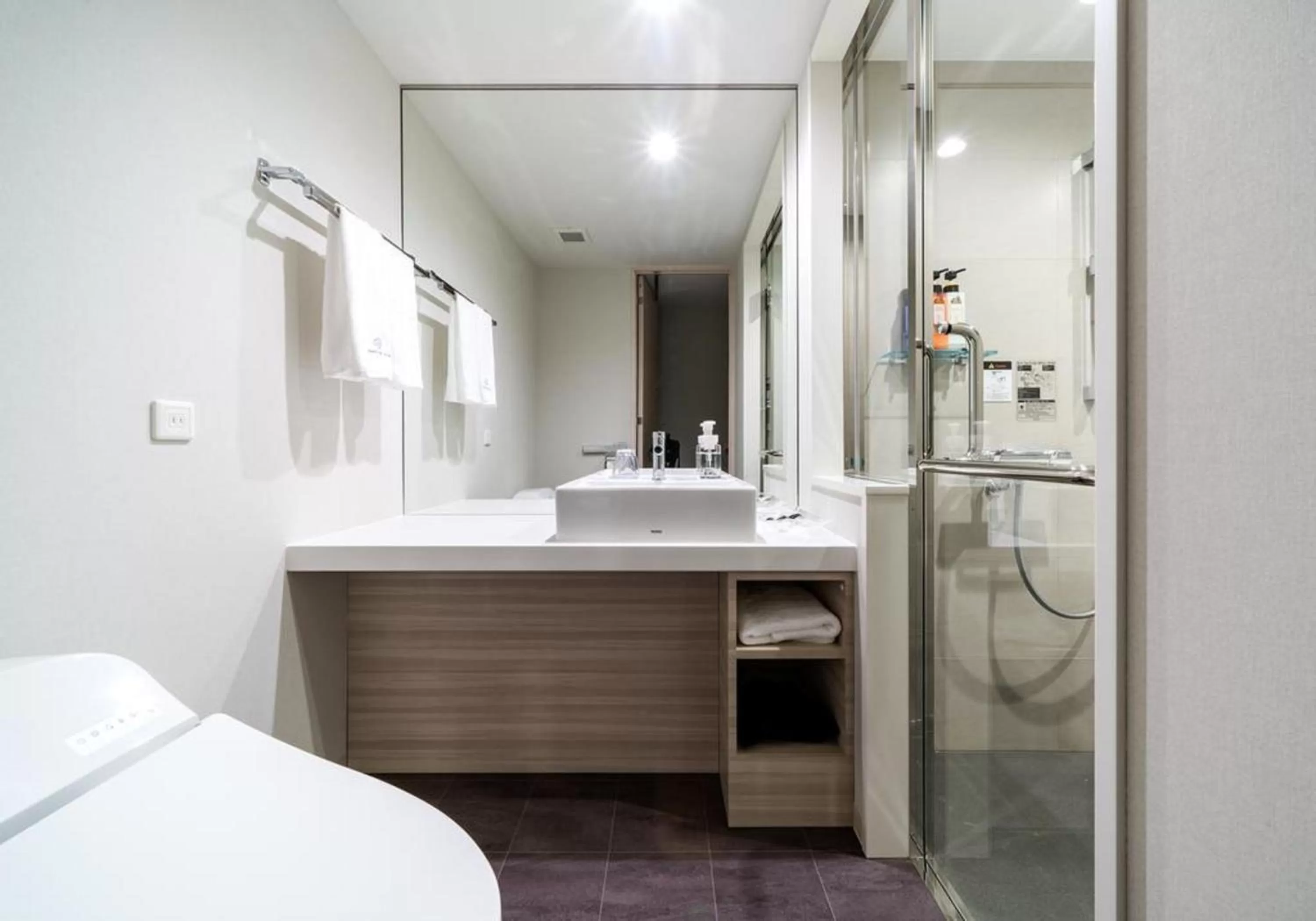 Bathroom, Bed in Daiwa Roynet Hotel Hiroshima-ekimae