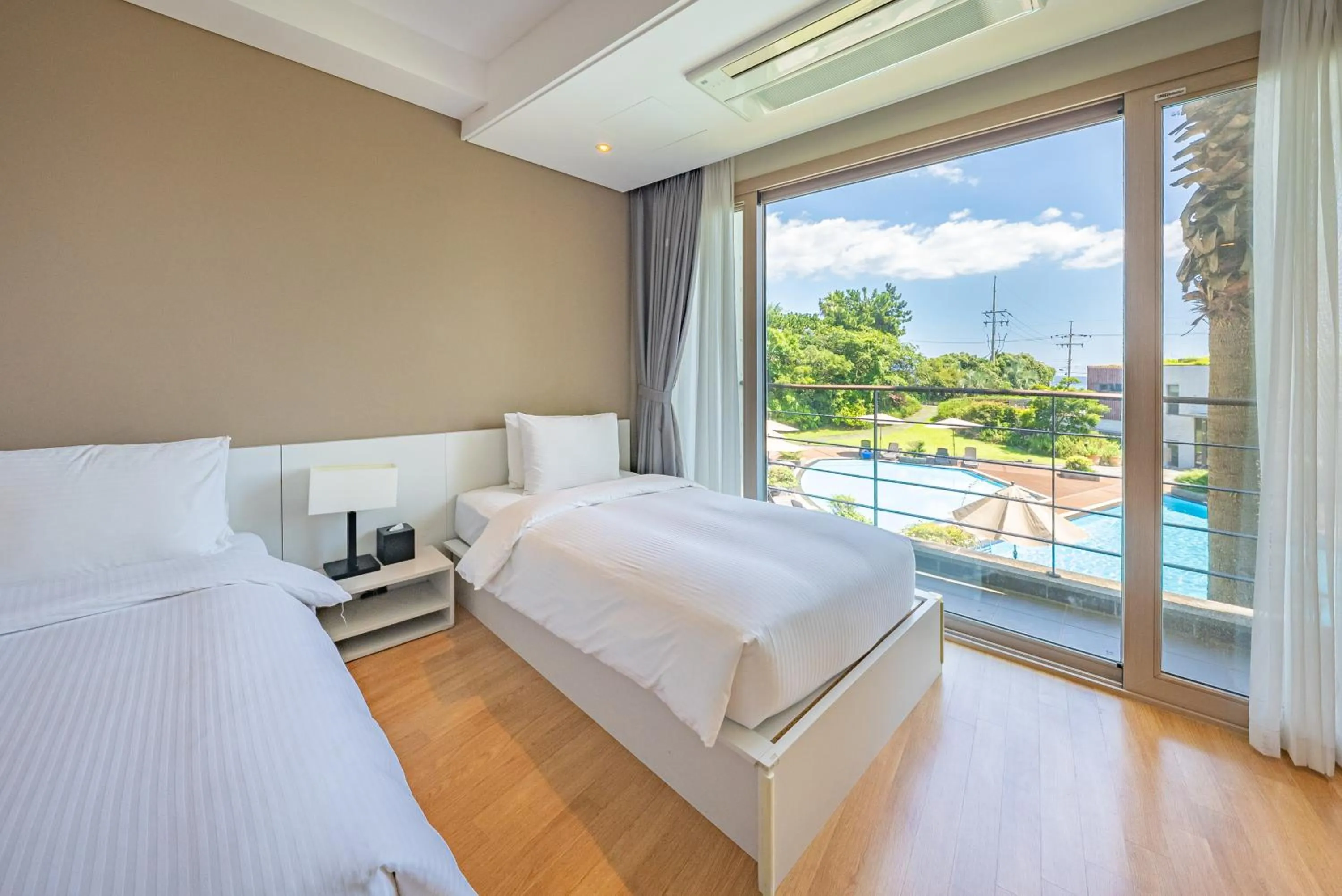 View (from property/room), Bed in The Grand Sumorum