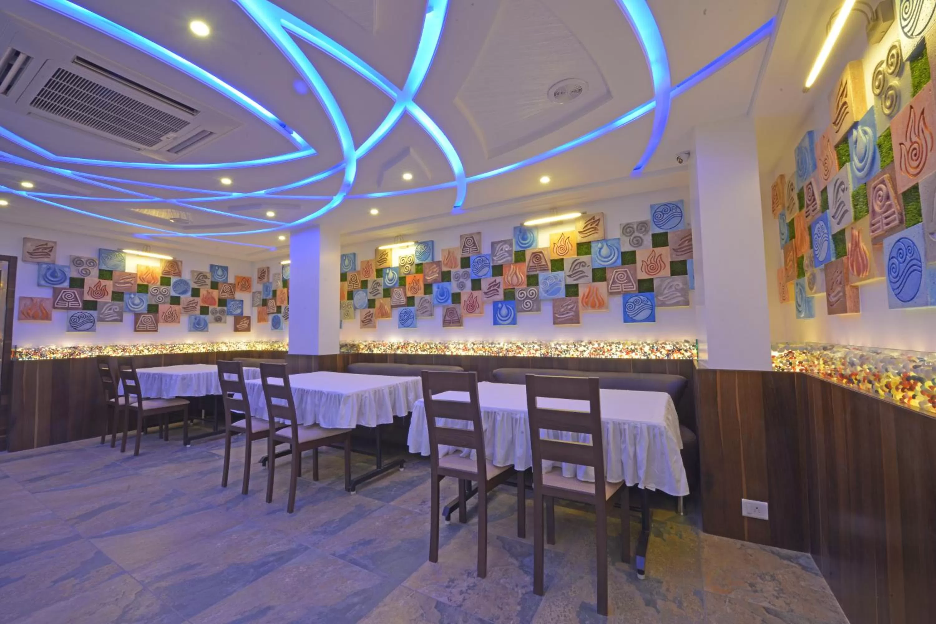 Restaurant/places to eat in Hotel JP International