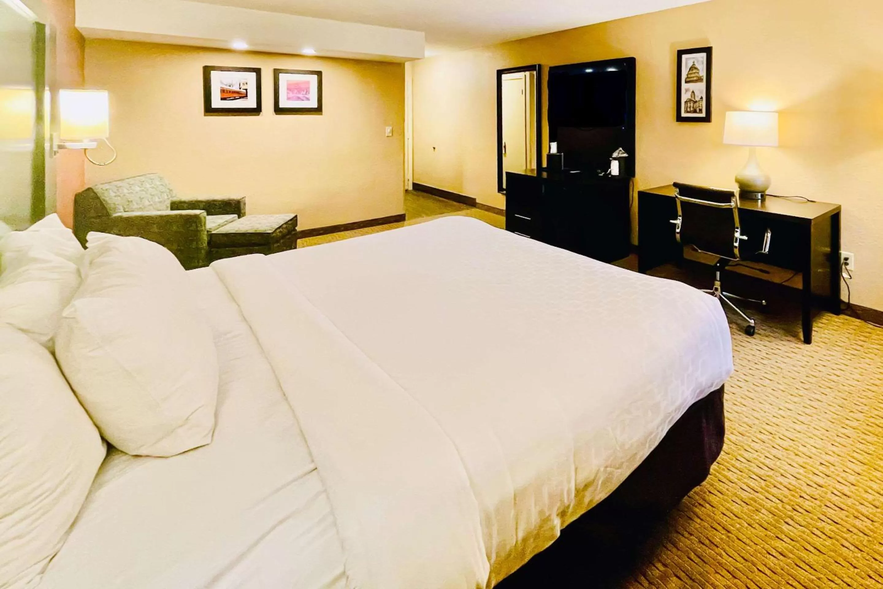 Bedroom, Bed in Clarion Inn & Suites Evansville Eastland Area