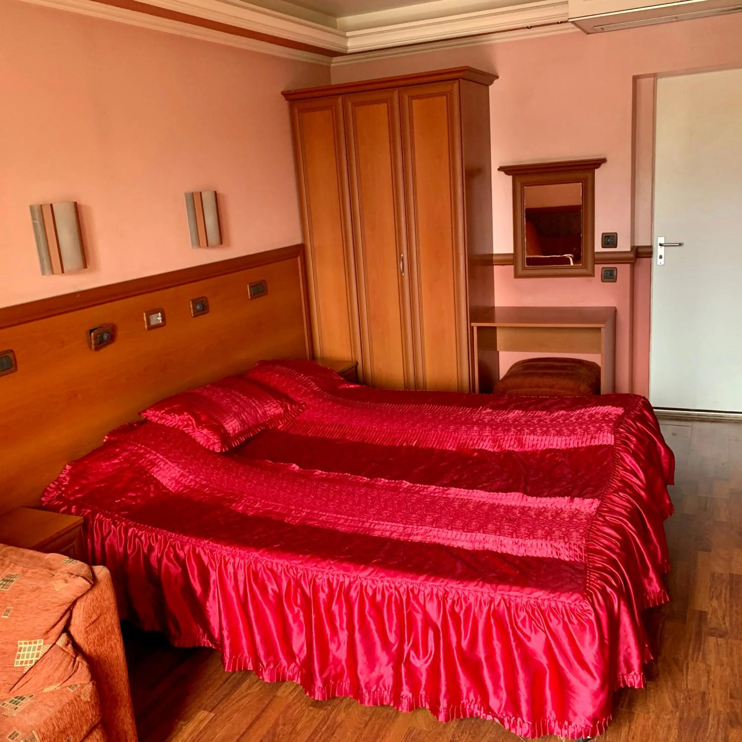 Bedroom, Bed in California Hotel