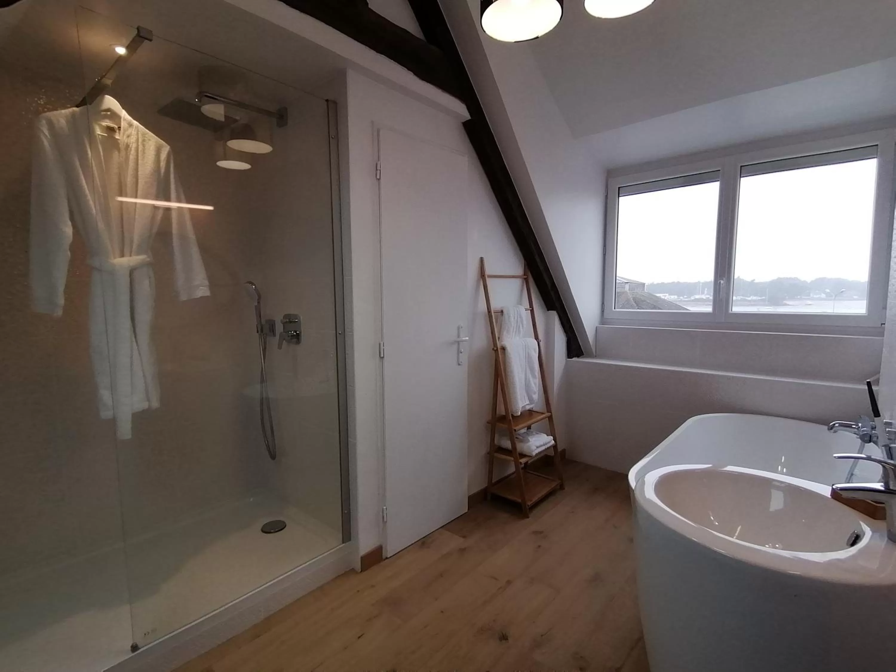 Bathroom in La bulle d'Etel, chambres & spa