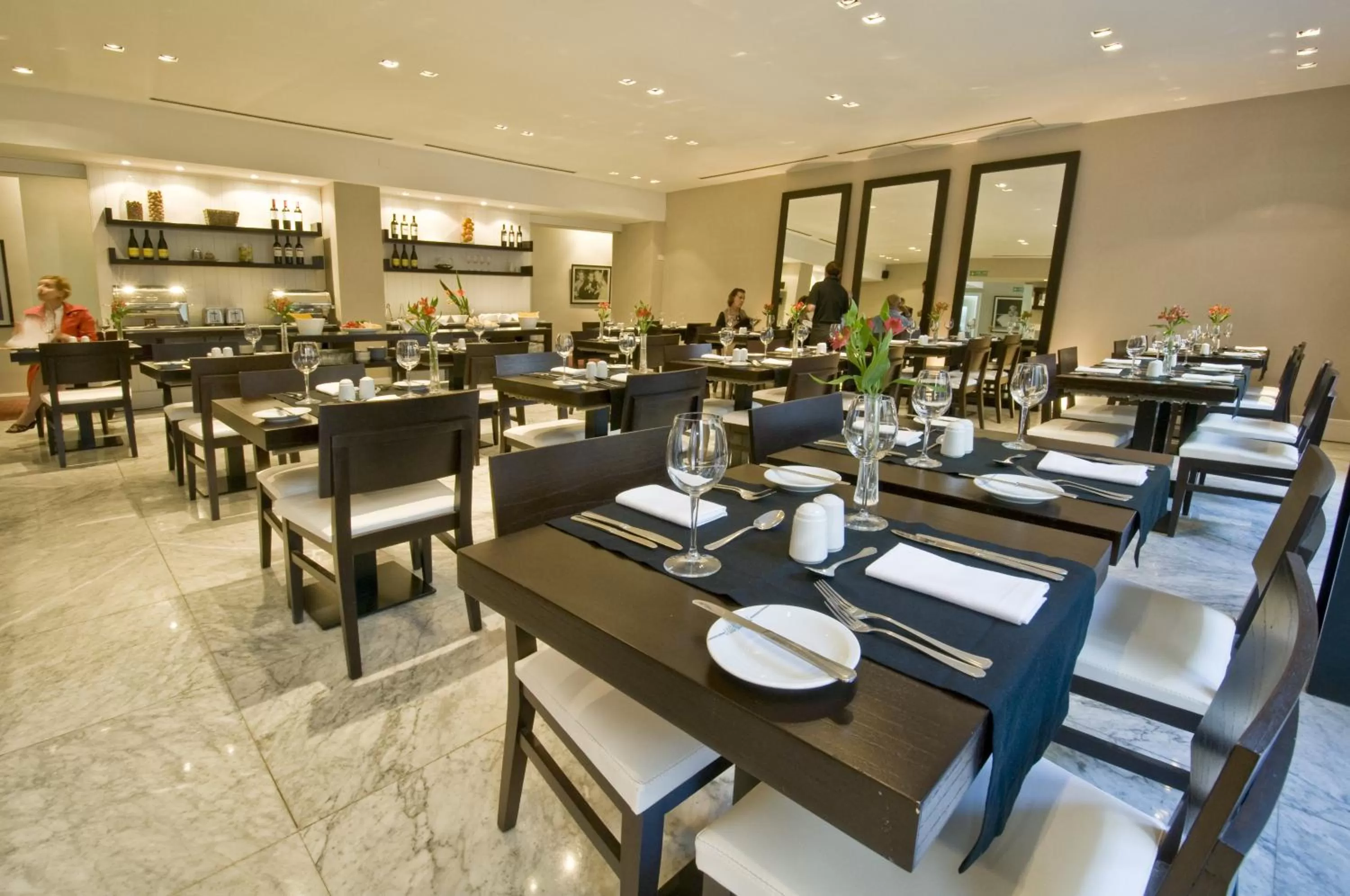 Restaurant/places to eat in Broadway Hotel & Suites