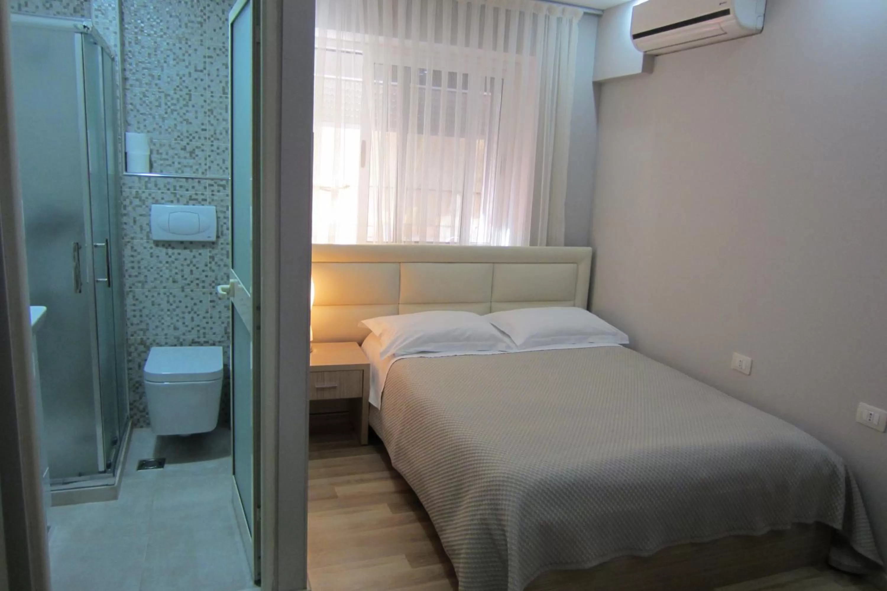 Bedroom, Bed in Freddy's Hotel