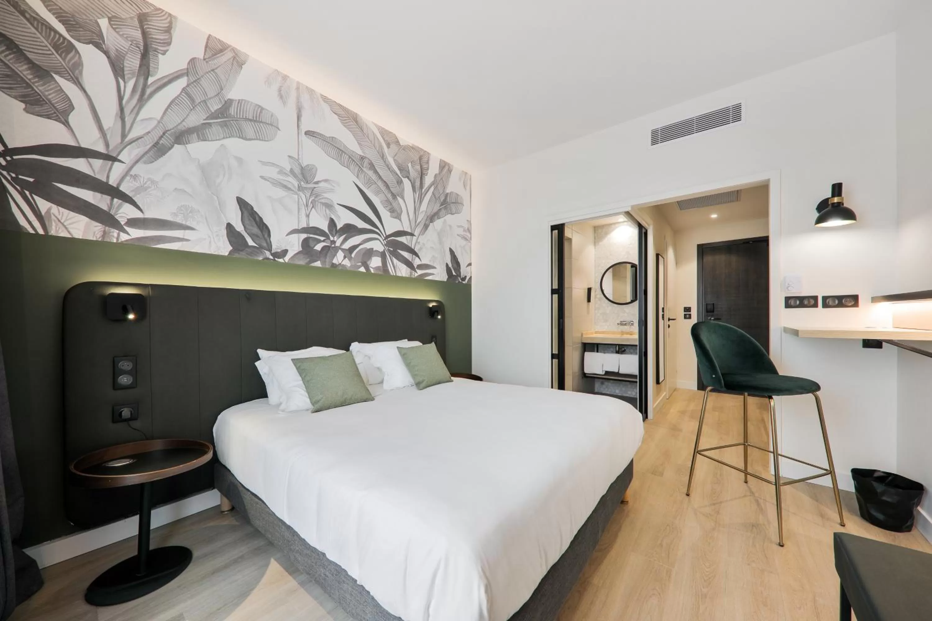 Photo of the whole room, Bed in Campanile Smart Lyon Est - Eurexpo Bron Aviation