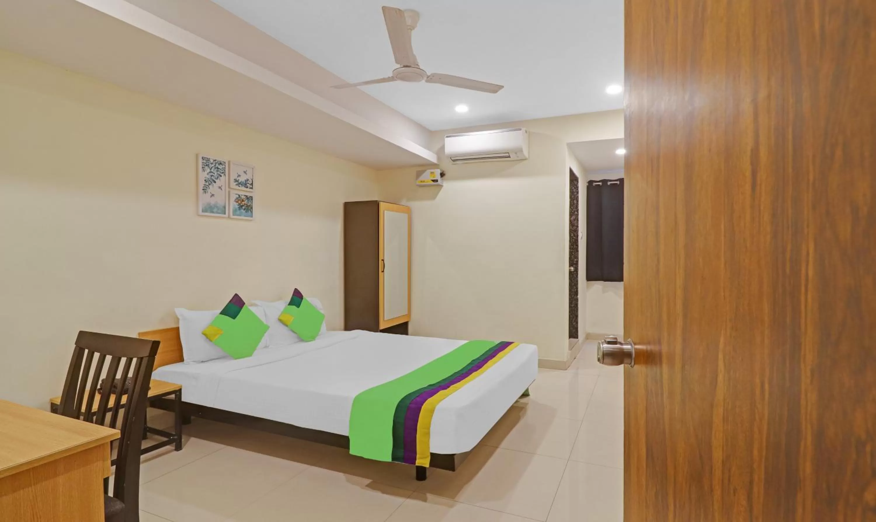 Bedroom, Bed in Treebo Tee