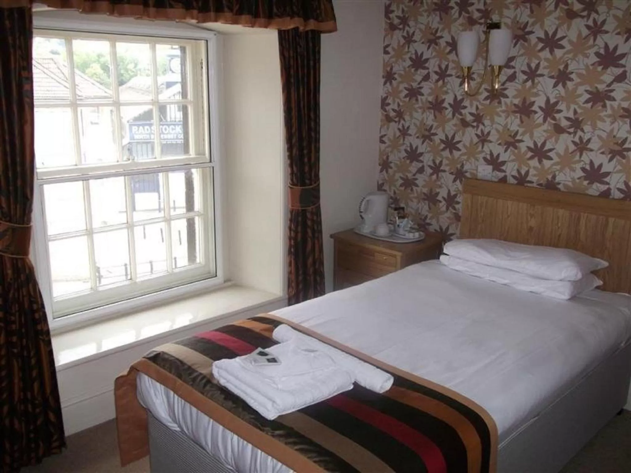 Bedroom, Bed in Radstock Hotel near Bath