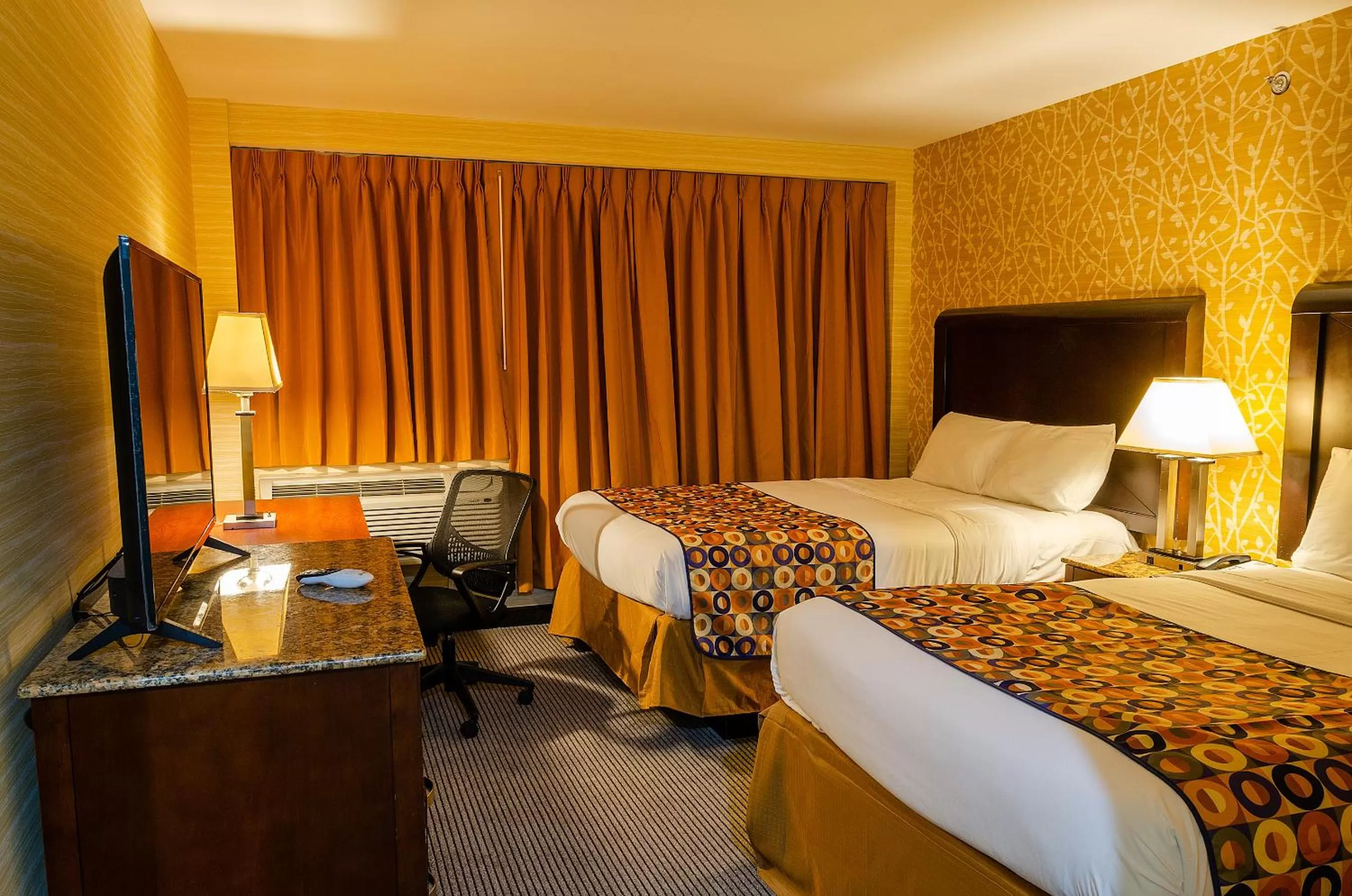 Photo of the whole room, Bed in Elmhurst Hotel