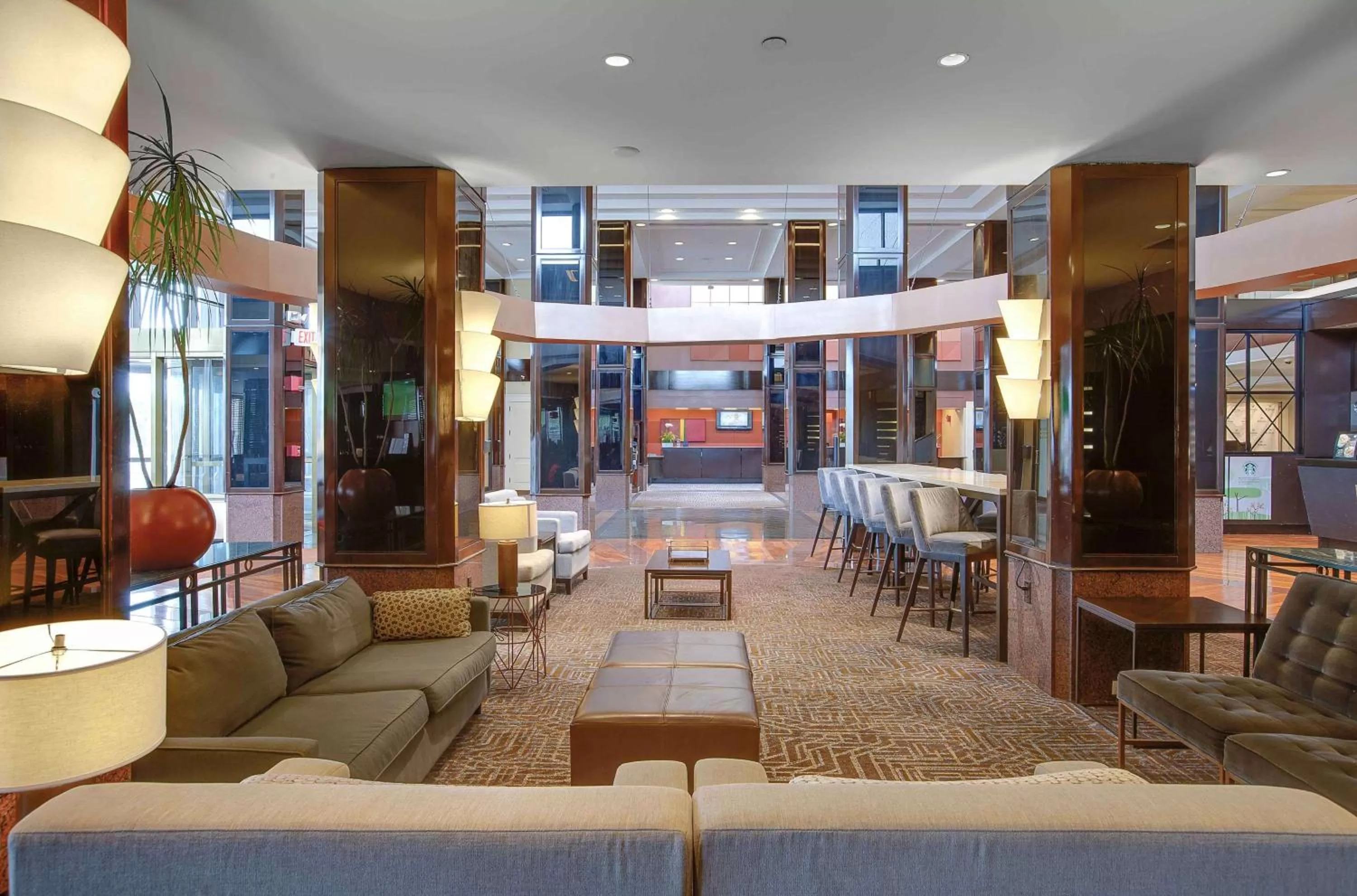 Lobby or reception in Hilton Newark Airport