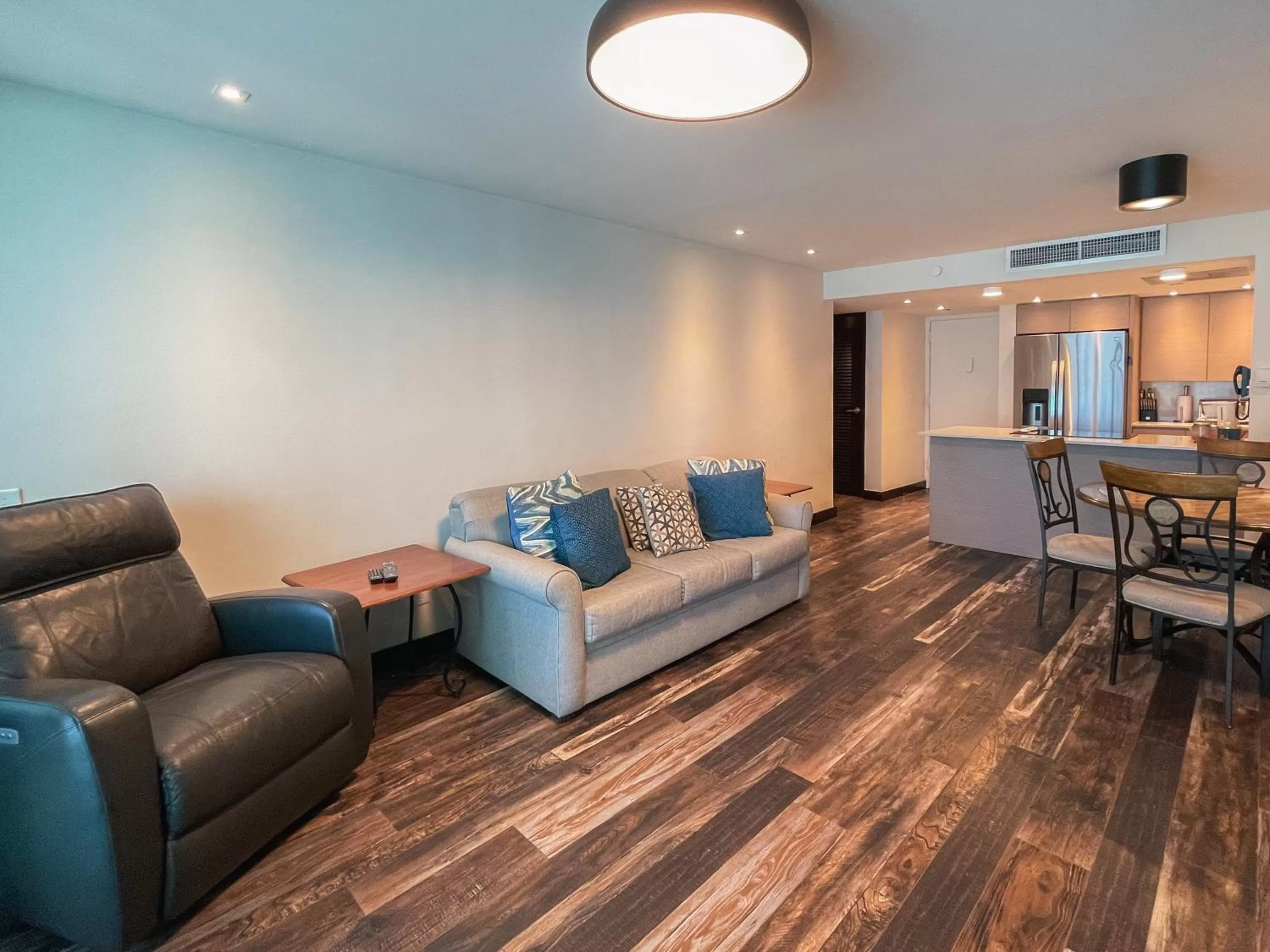 Living room in ESJ Towers by Chana