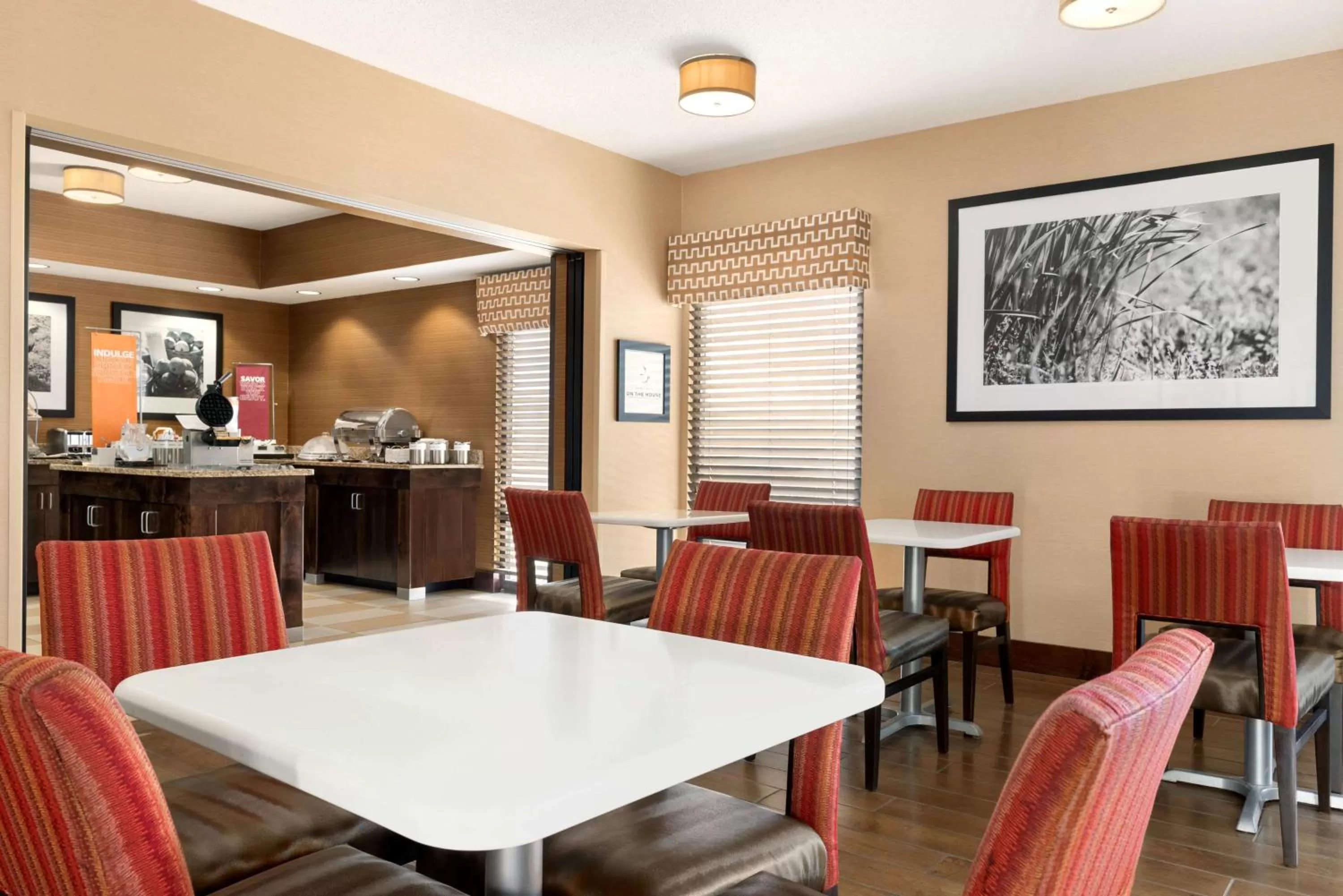 Dining area in Hampton Inn Lawrence
