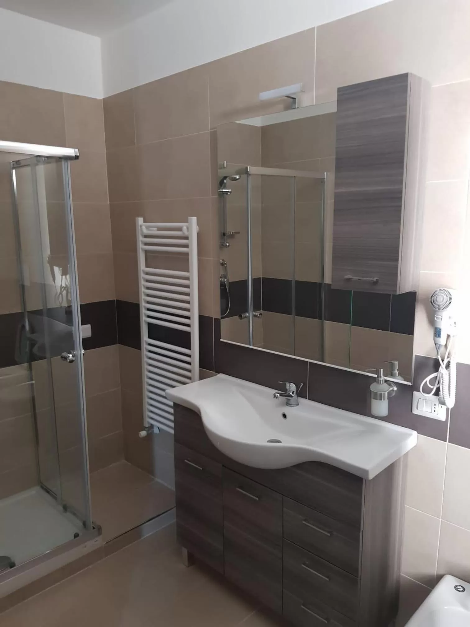 Bathroom in Montesarchiorooms