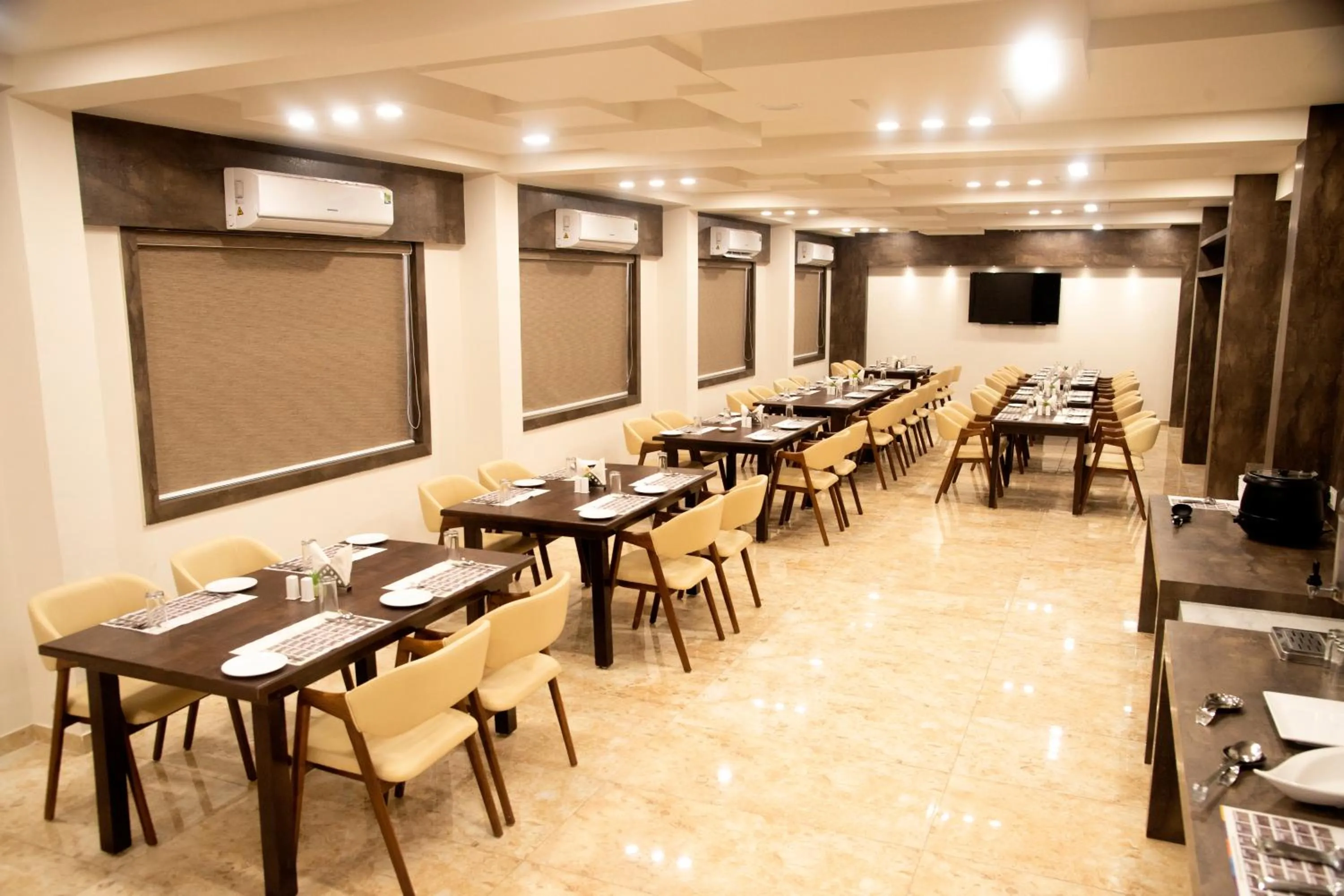 Restaurant/places to eat in Click Hotel Tulsi Jamnagar 7 mins from Reliance Industrial Township