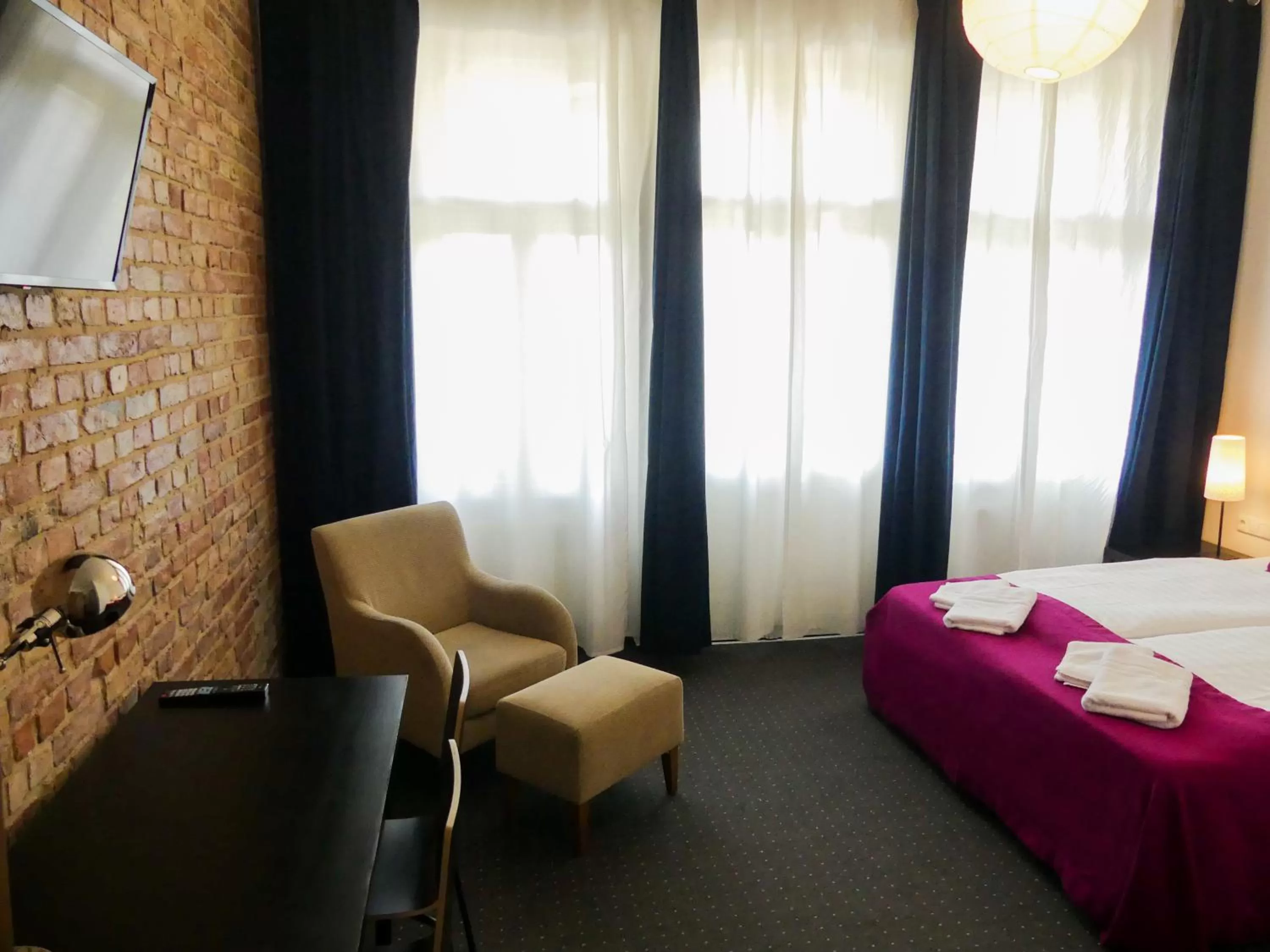 Seating area, Bed in Goldmarie