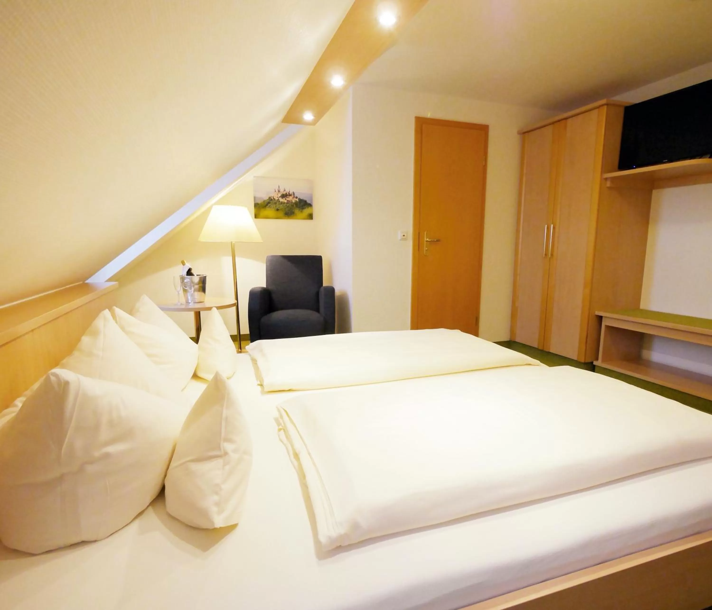 Photo of the whole room, Bed in Berghotel Zollersteighof