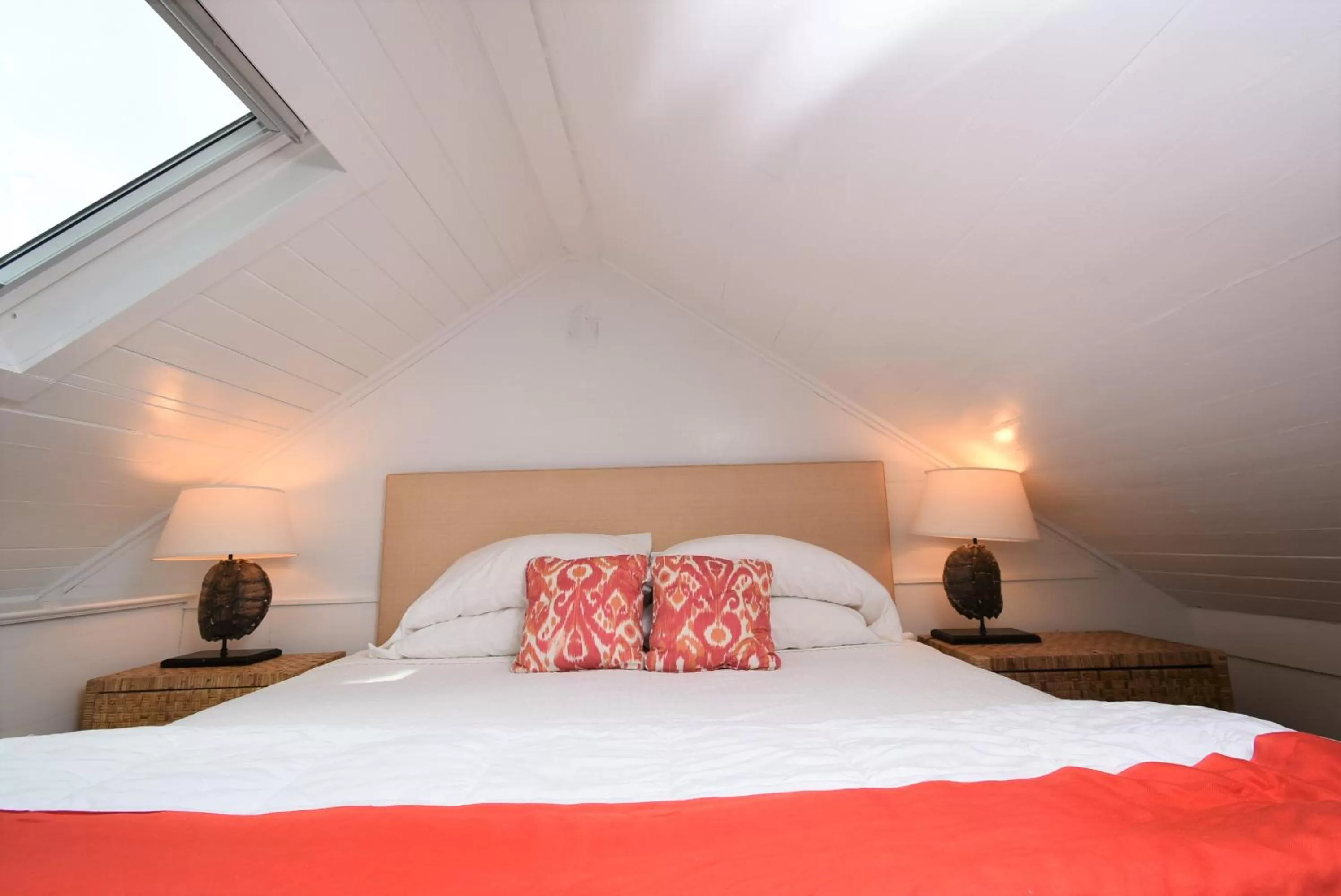 Bed in Simonton Court Historic Inn & Cottages