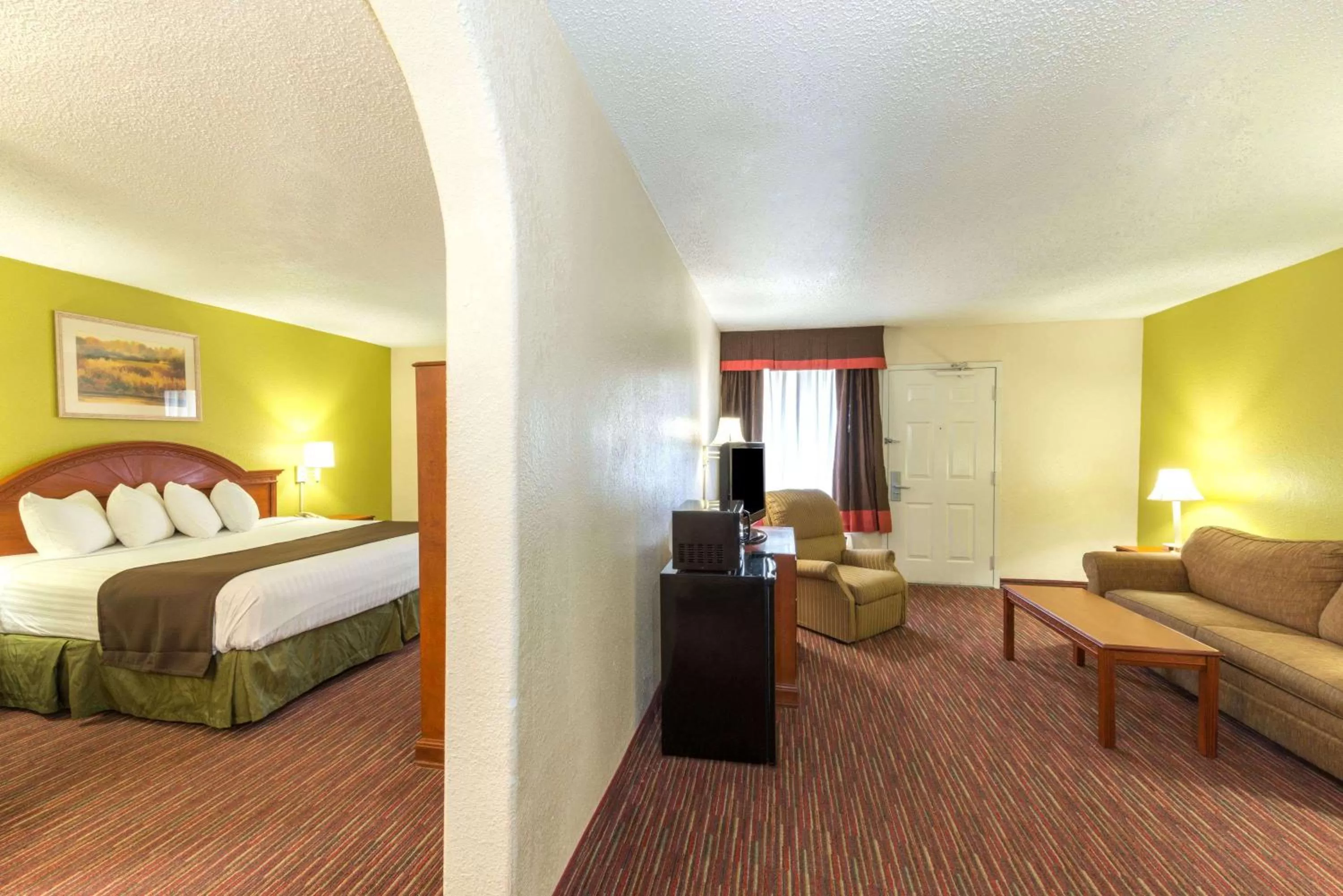 Photo of the whole room, Bed in Baymont by Wyndham Louisville East