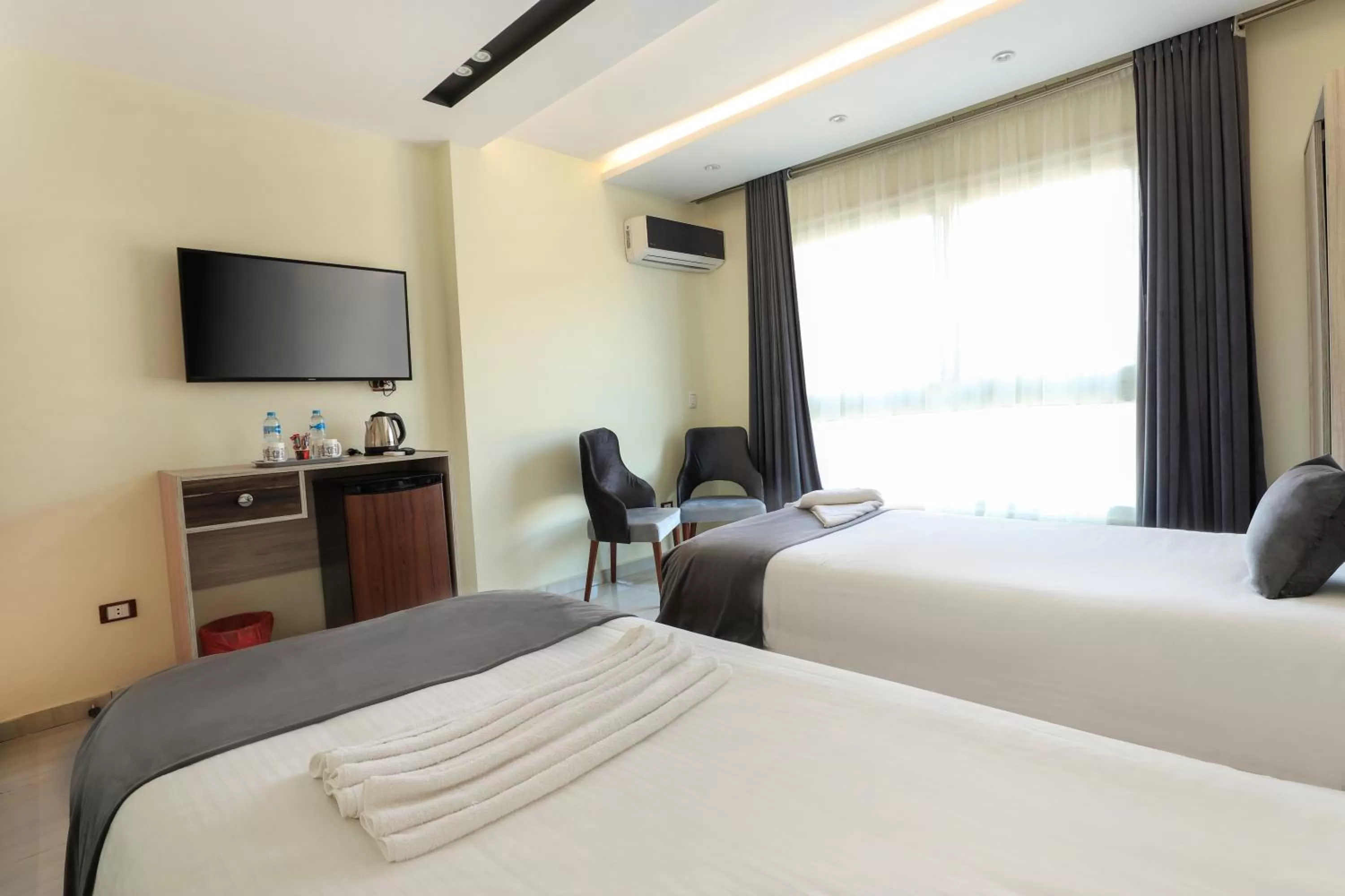 Communal lounge/ TV room, Bed in Brothers Pyramids View