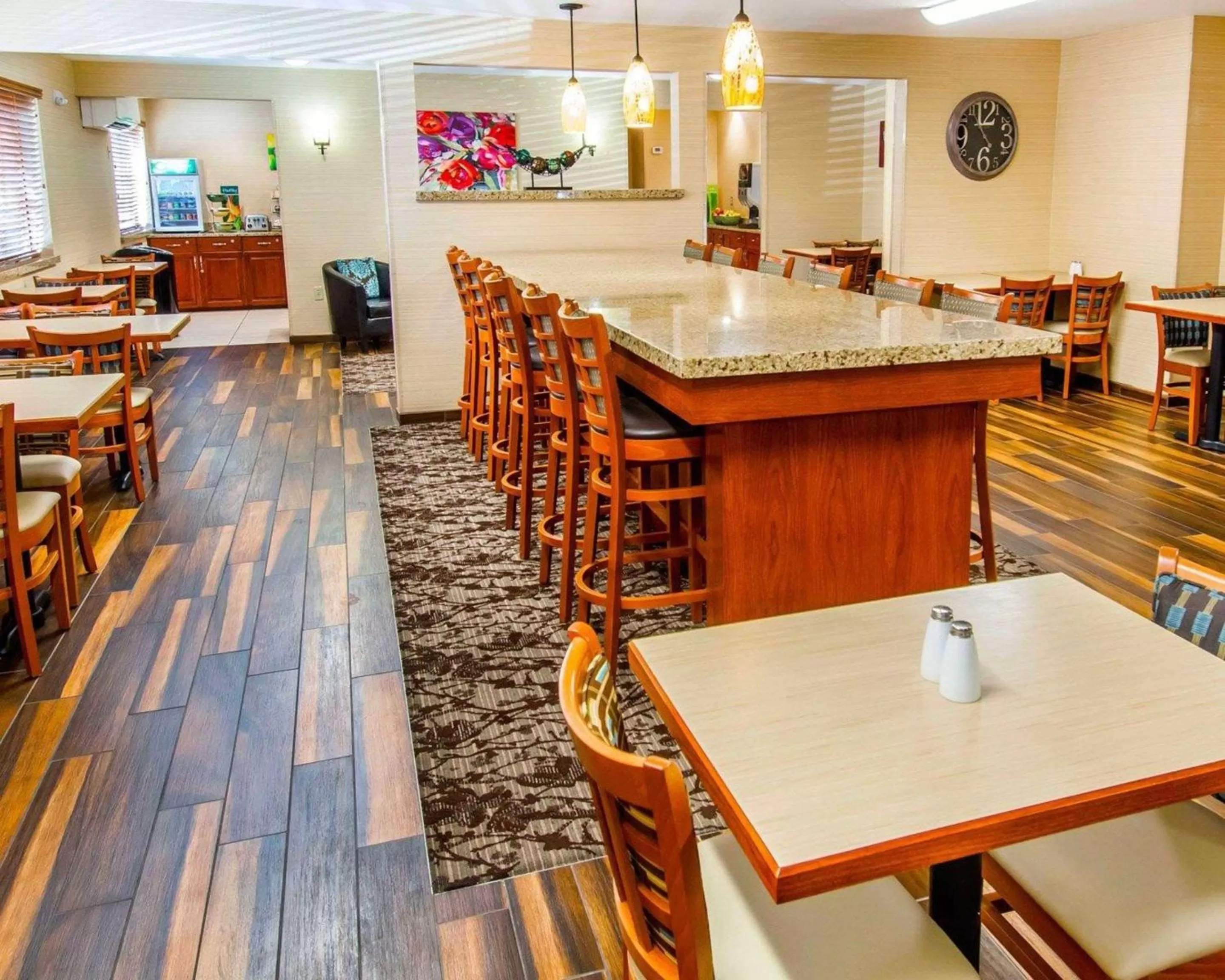 Restaurant/places to eat in Quality Inn Oakwood