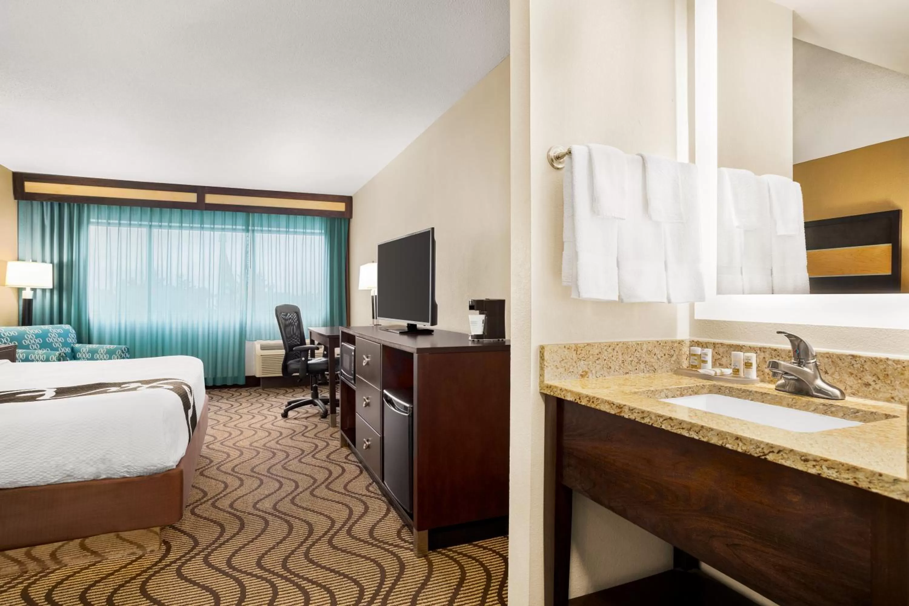 Bed in La Quinta Inn & Suites by Wyndham Richmond-Midlothian