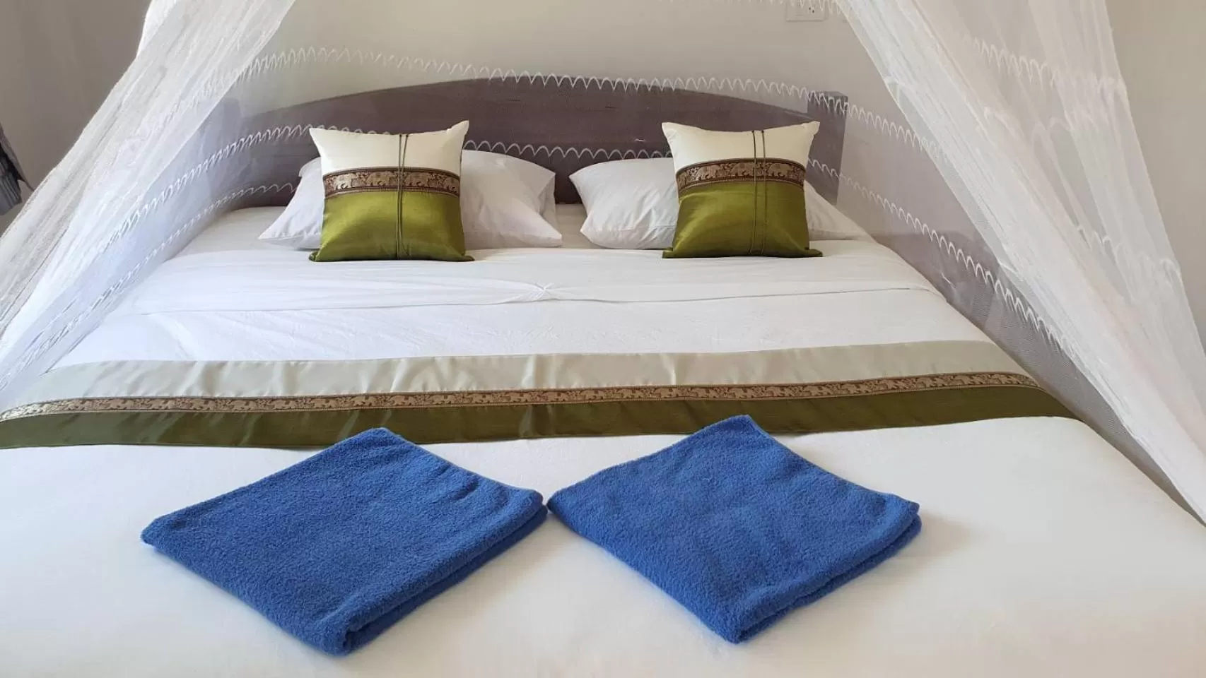 Bed in Tree Tops River Huts