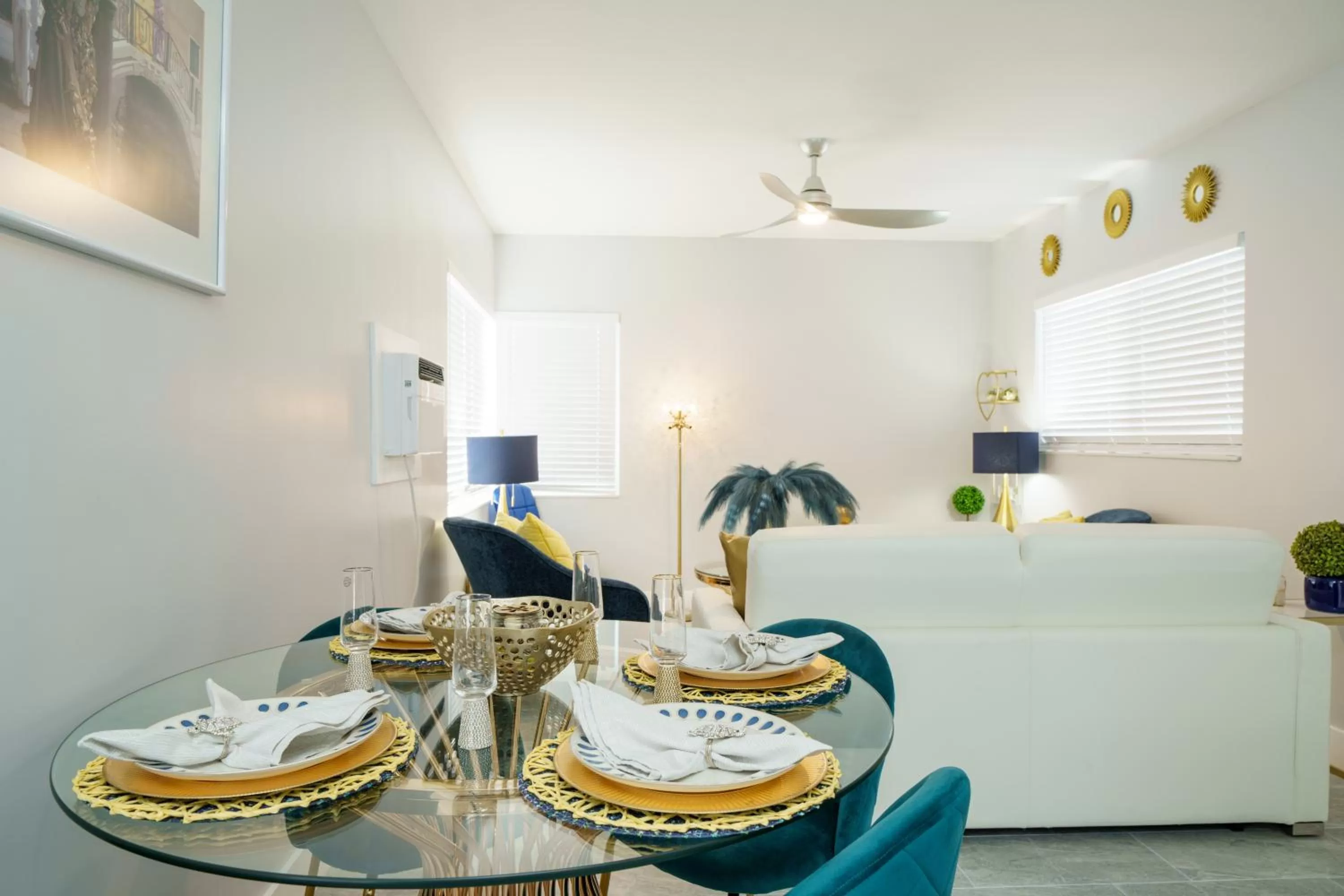 Dining area in The Surf Hollywood Beach