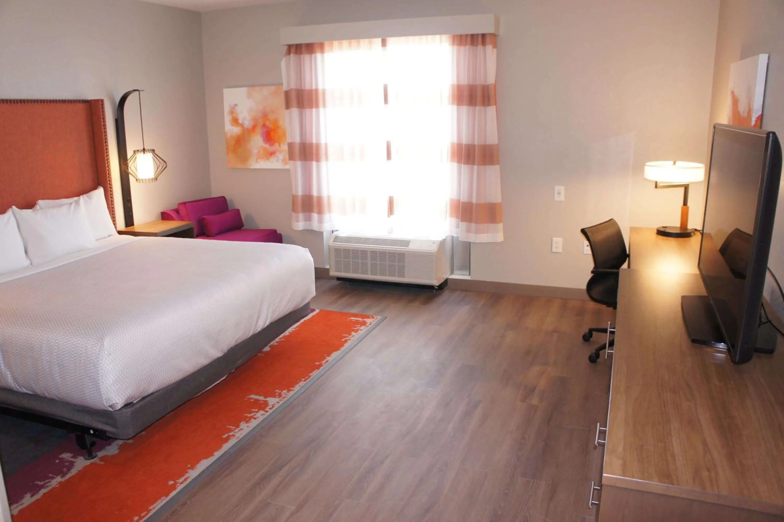 Photo of the whole room in La Quinta Inn & Suites by Wyndham Perry