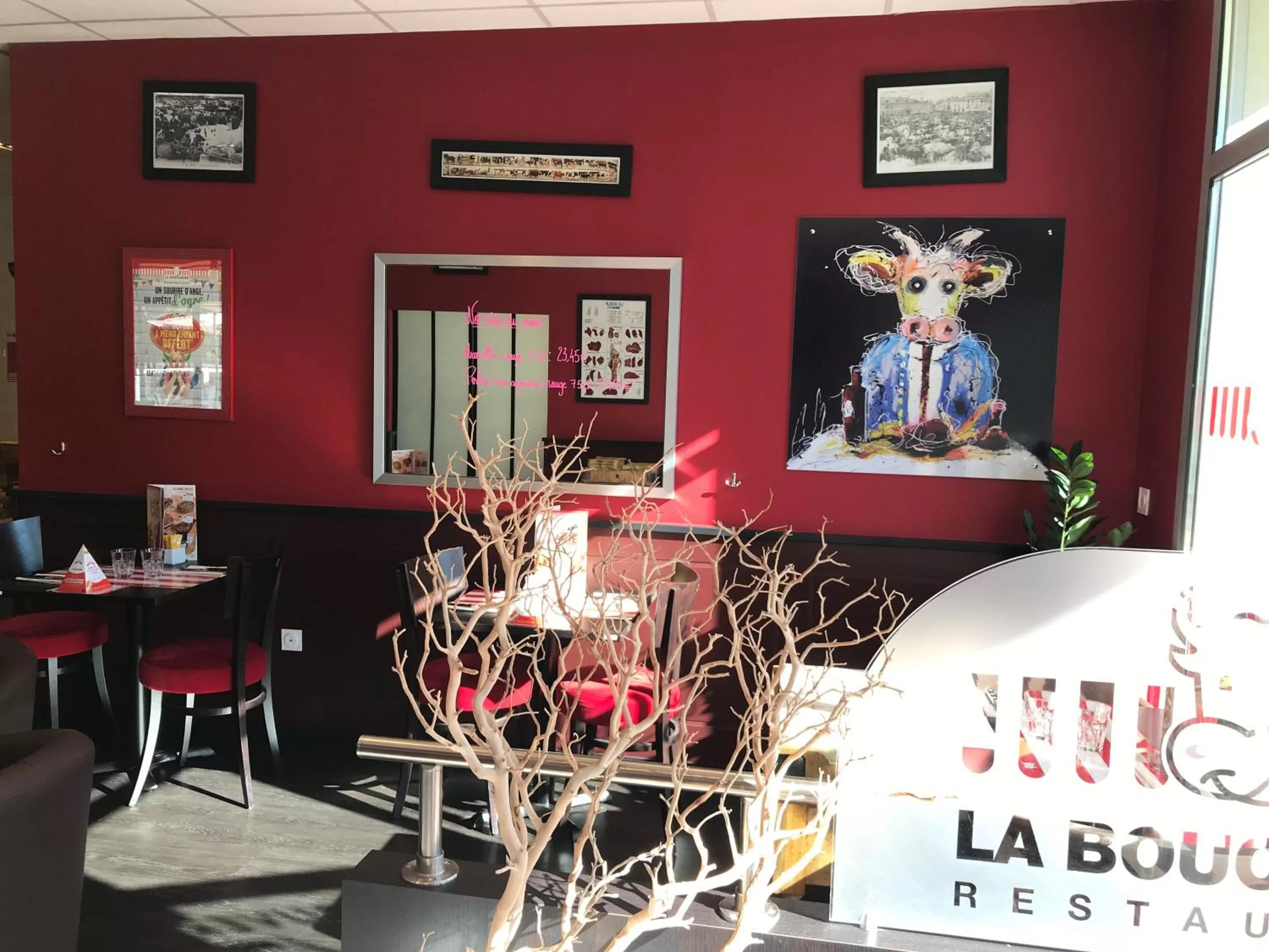 Restaurant/places to eat in Kyriad Aix Les Milles - Plan de Campagne