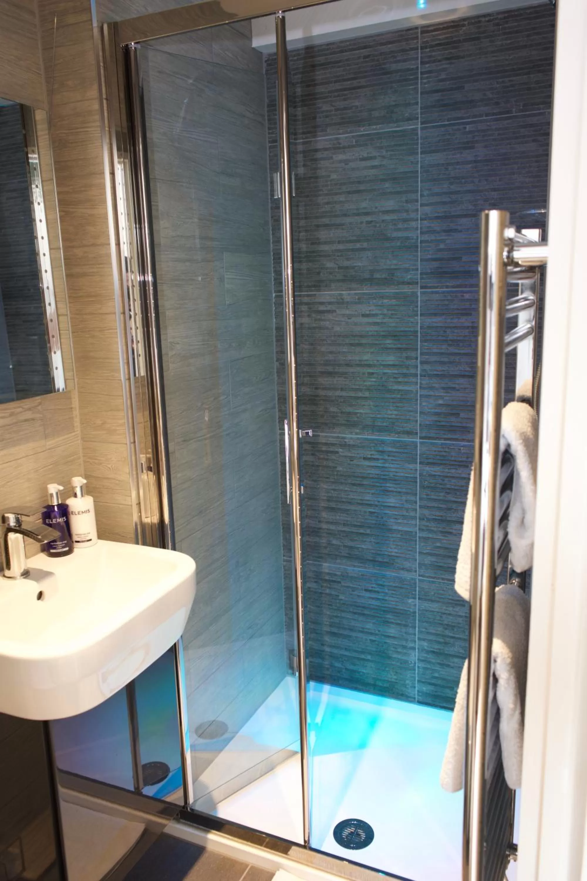 Shower in Cartref Guest House