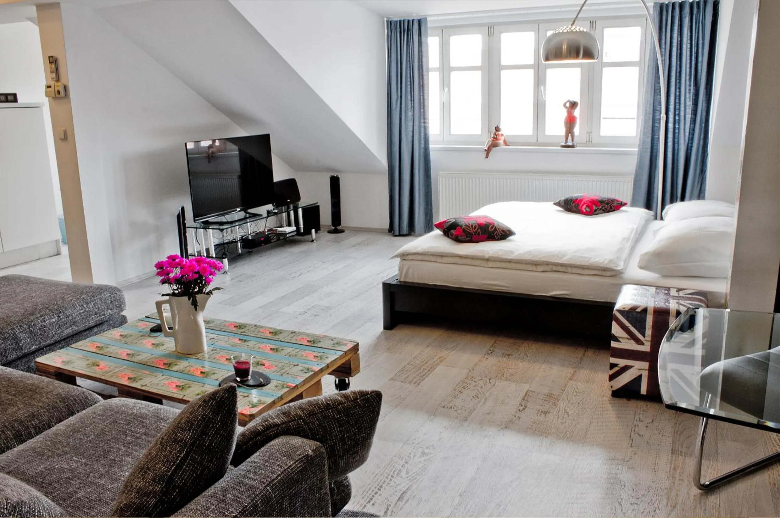 Bed in Royal Court Legerova