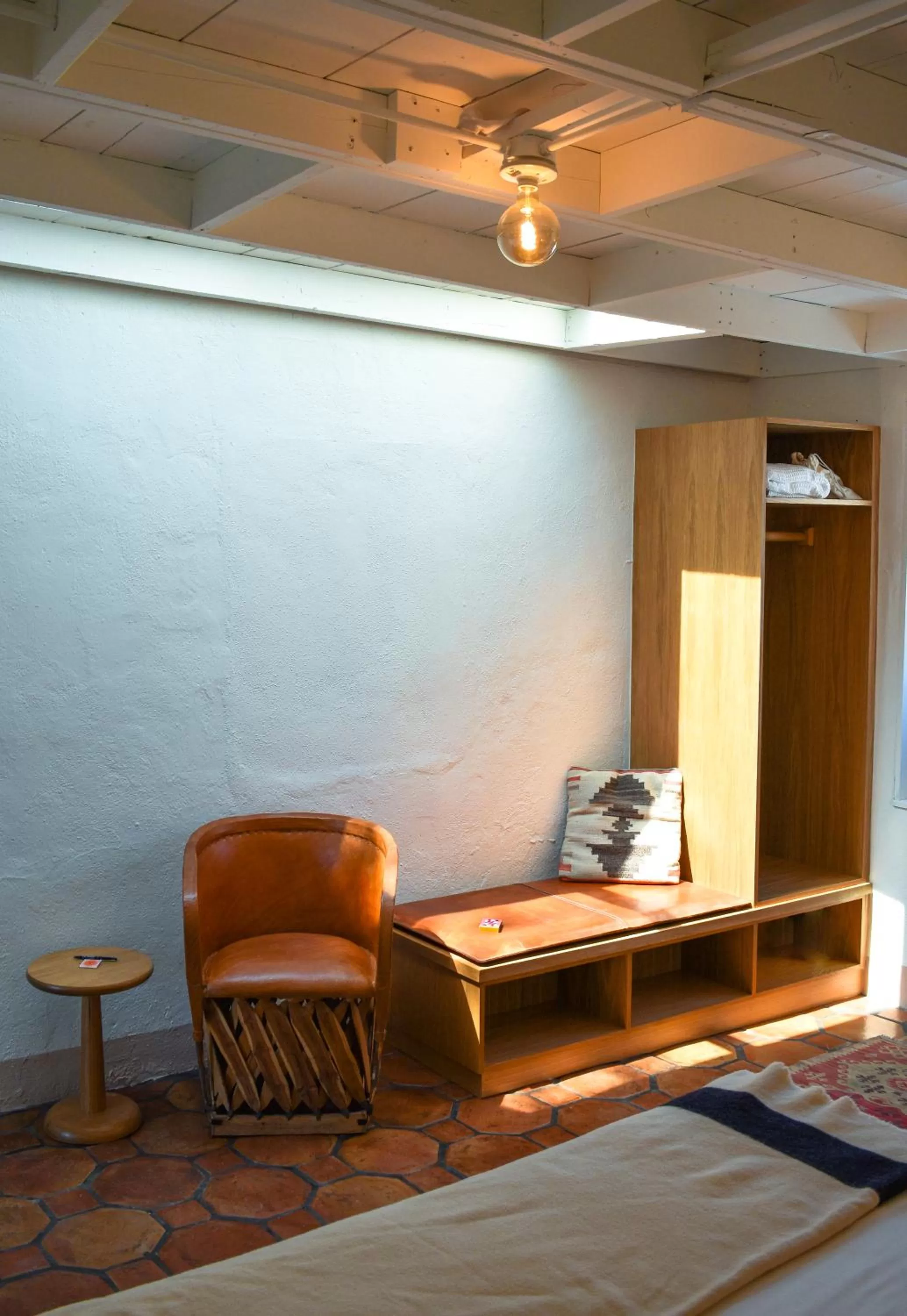 Seating area, Bed in The Parador