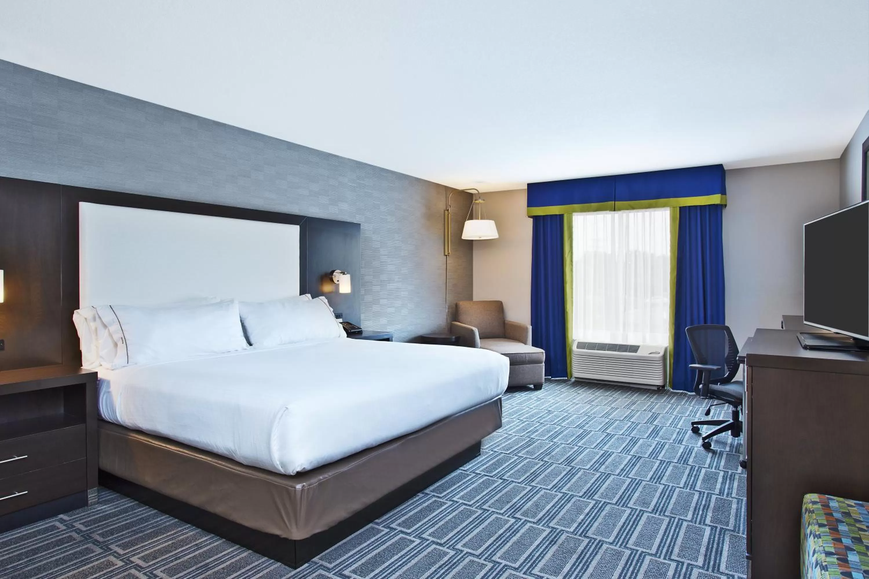 Photo of the whole room, Bed in Holiday Inn Express Hotel & Suites Ann Arbor West by IHG